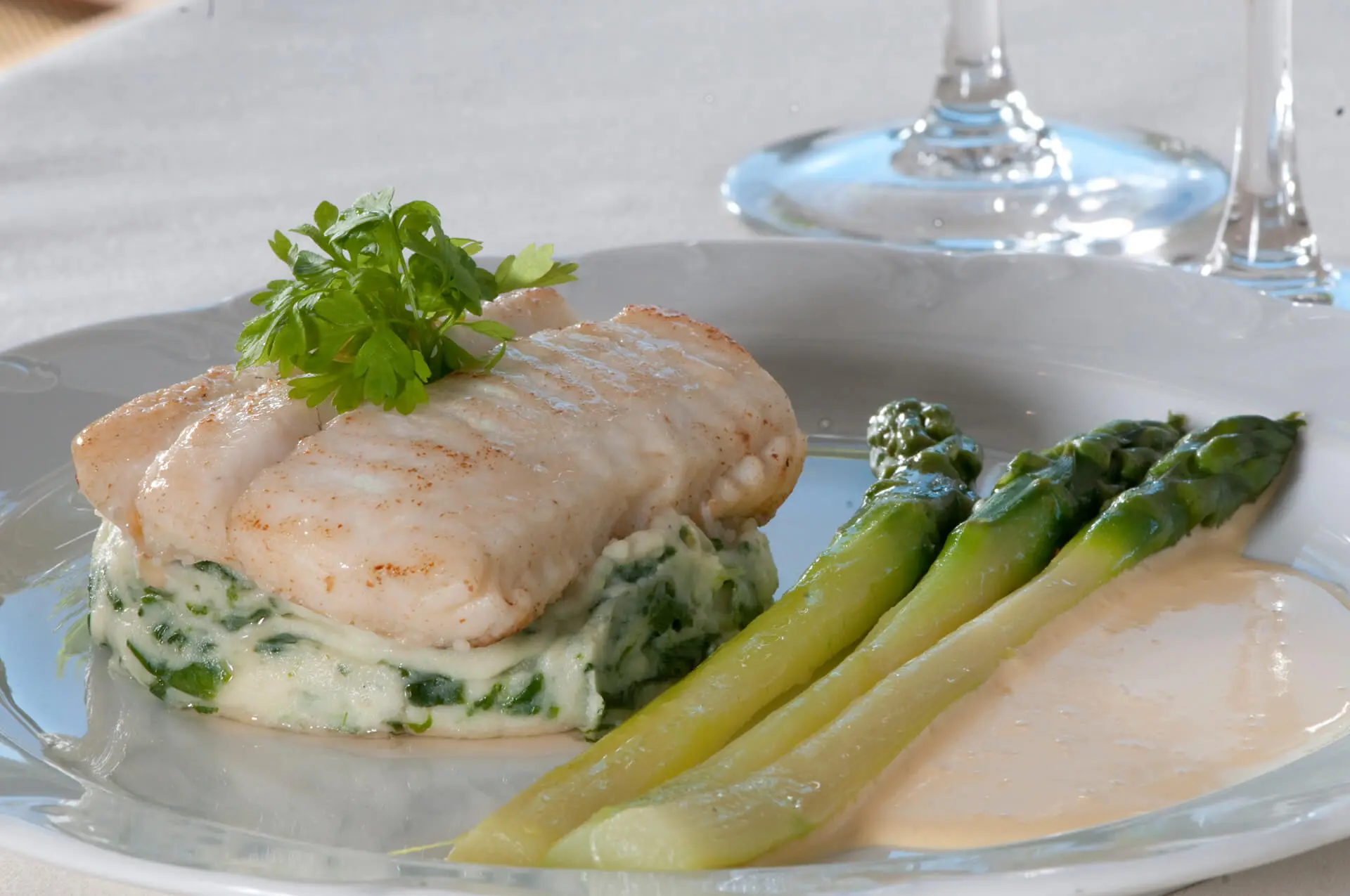 Visgerecht met asperges