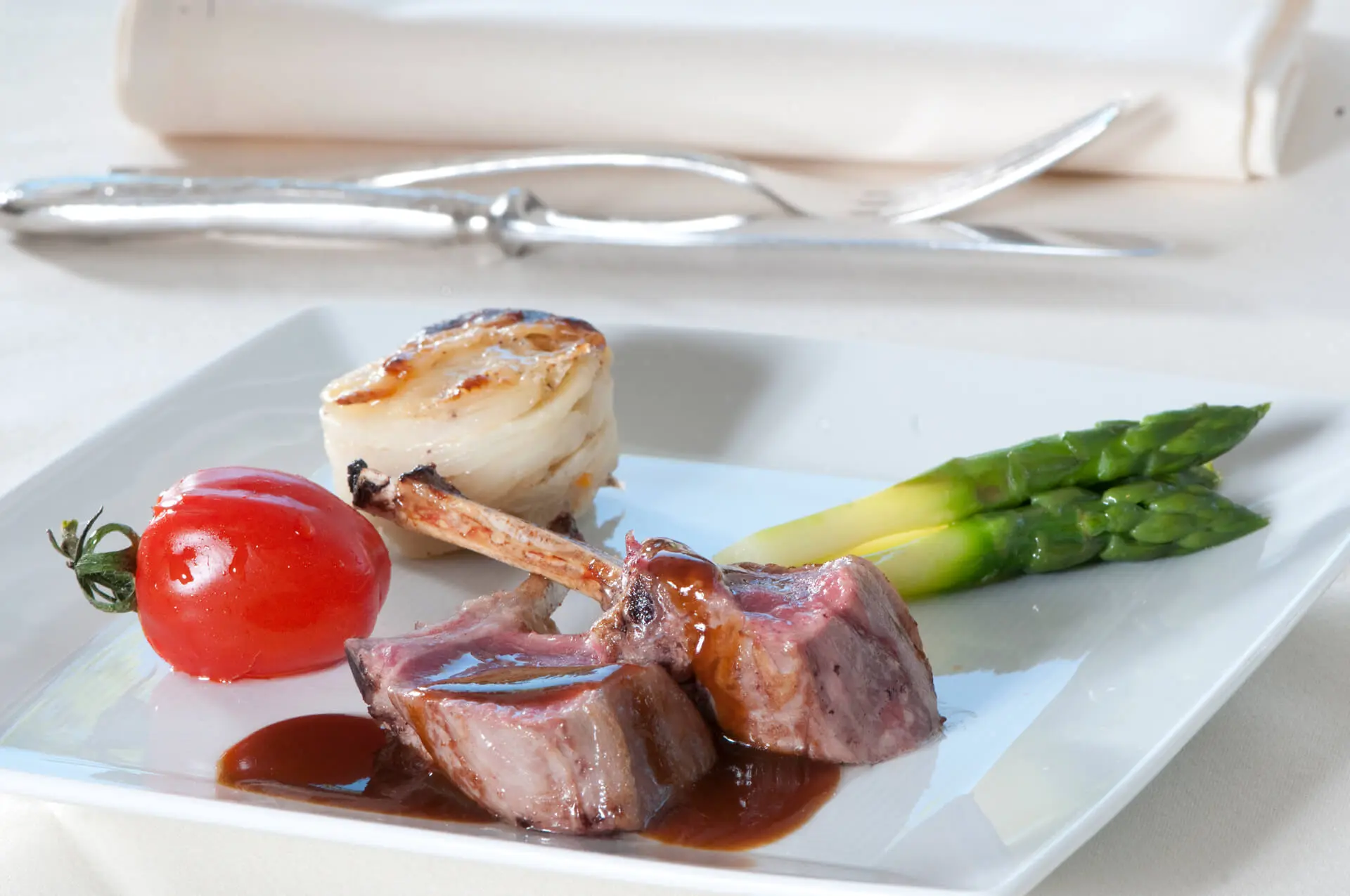 Lamskotelet met asperges bij Alta Ripa in Oud-Turnhout