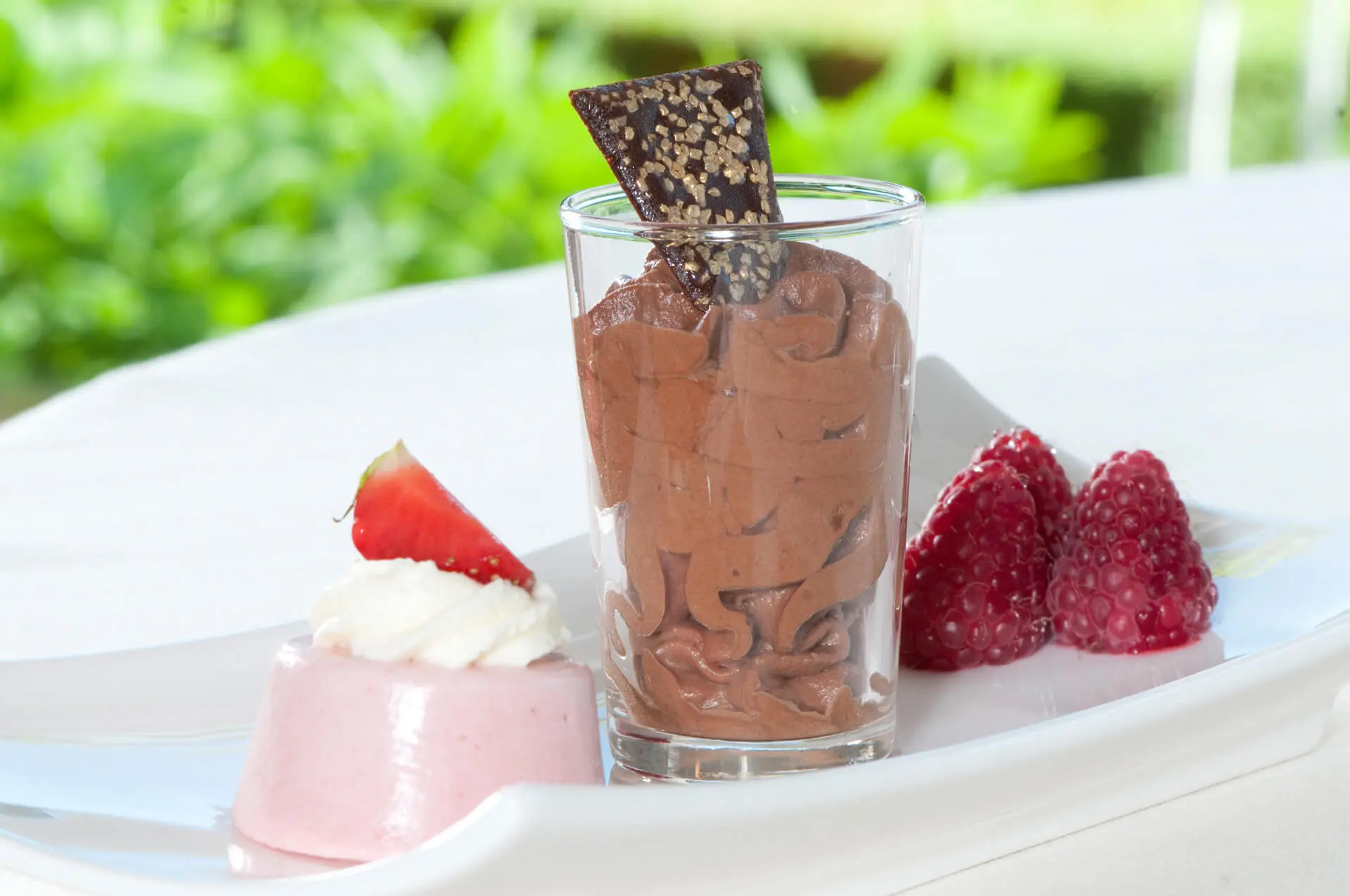 Dessertbordje met chocolademousse, aardbei en frambozen