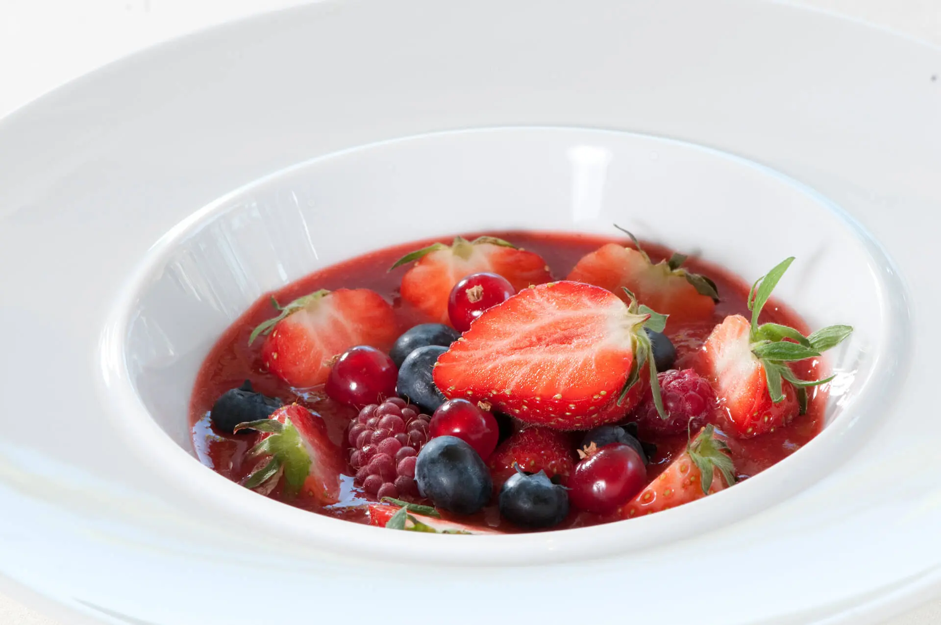 Aardbeien coulis met bosvruchten en aardbeien bij bedrijfsfeest bij Alta Ripa
