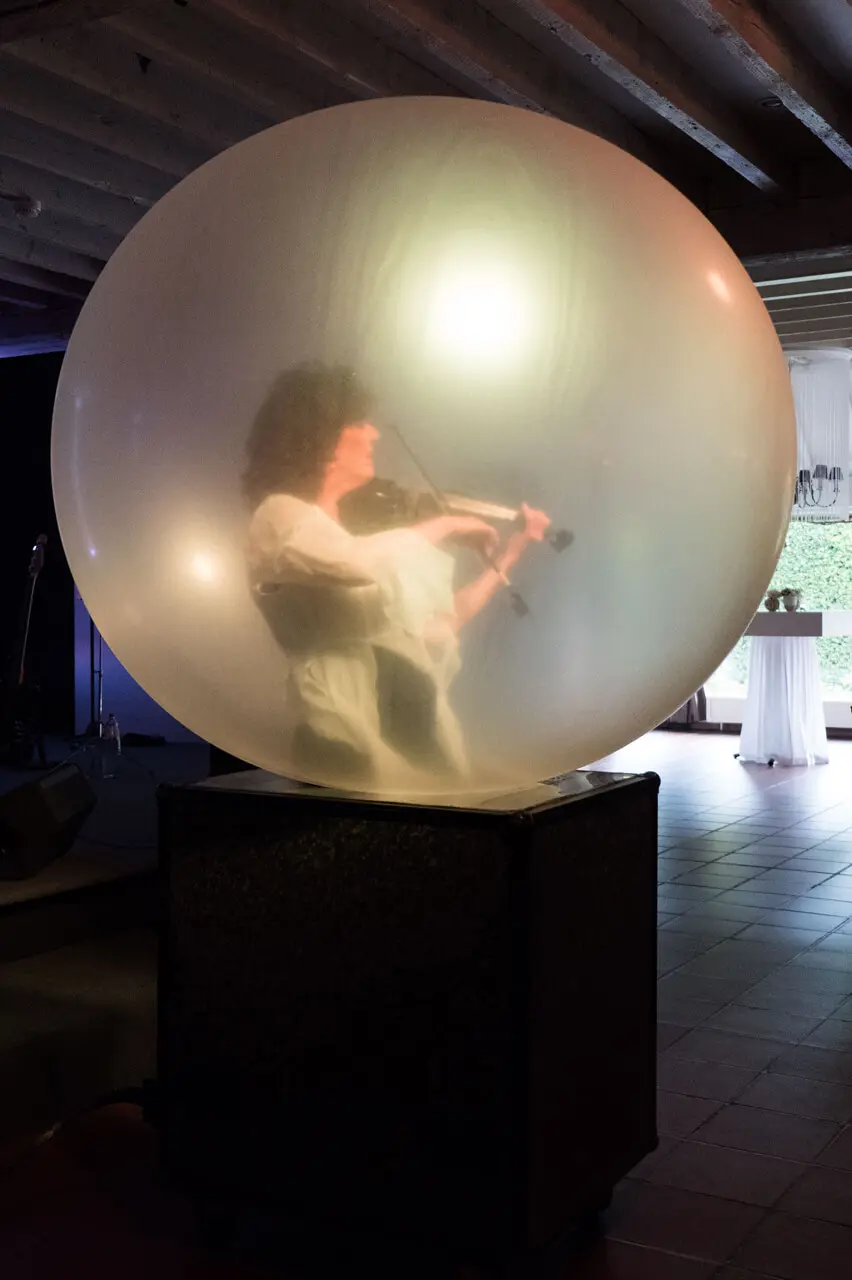 Violiste speelt in een doorzichtige ballon
