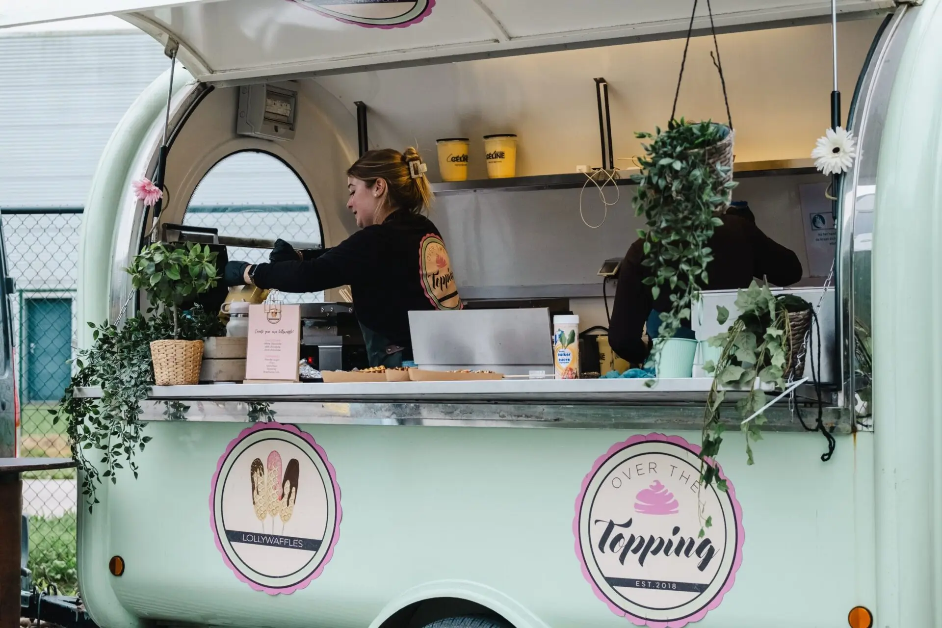 Mintgroene foodtruck met desserts op een event
