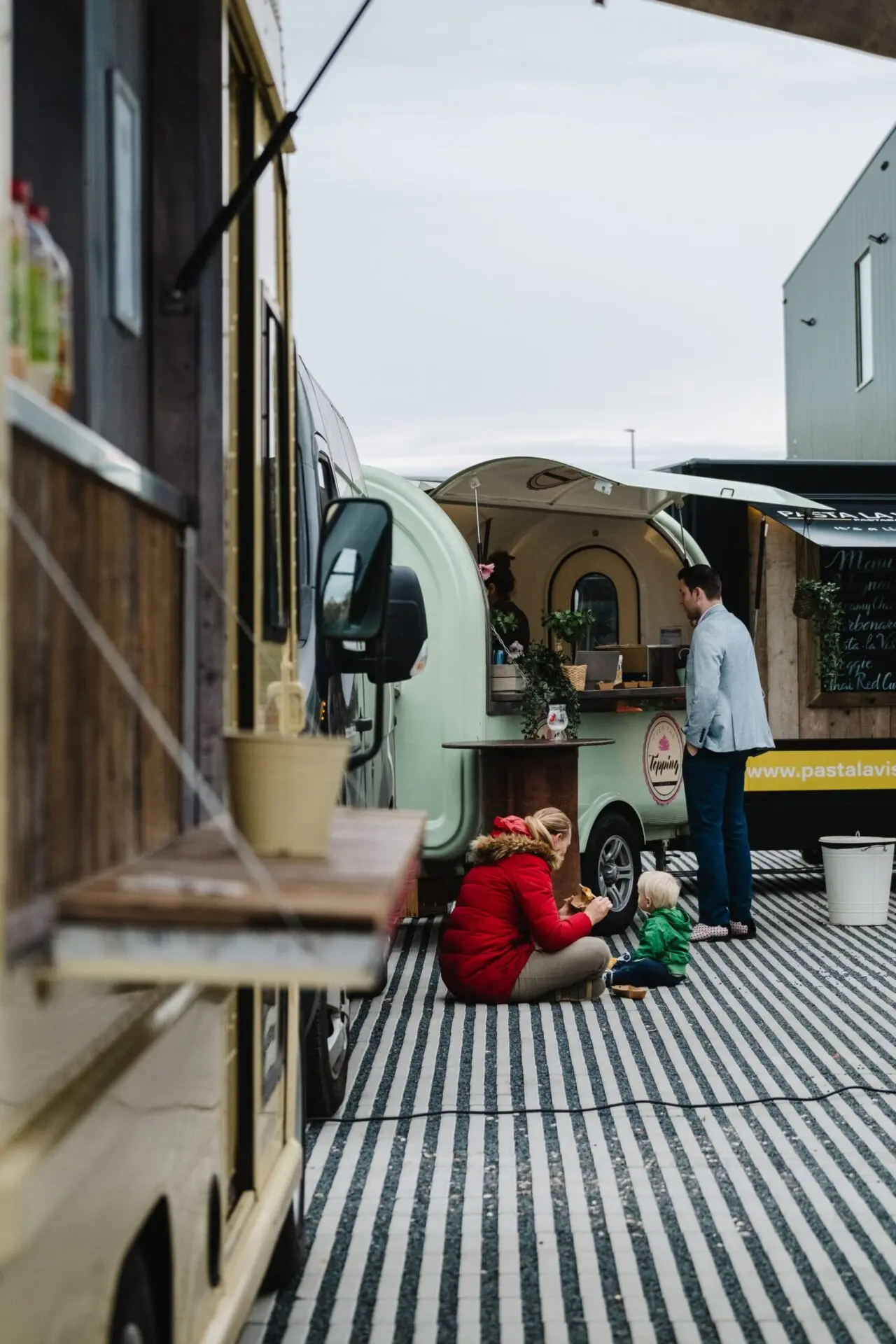 Foodtrucks opgesteld op een bedrijfsterrein