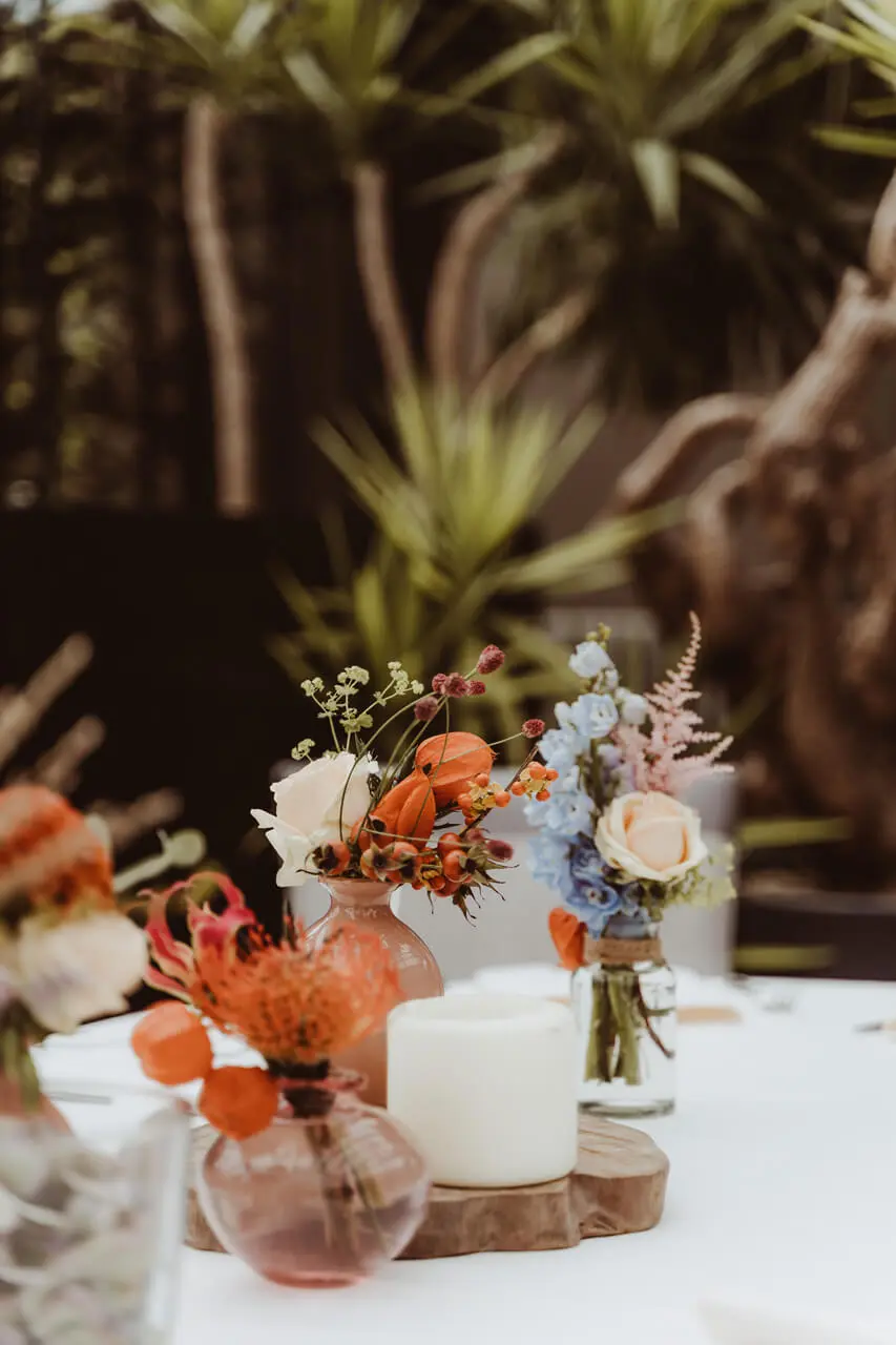 Tafeldecoratie met vaasjes en kaars op hout