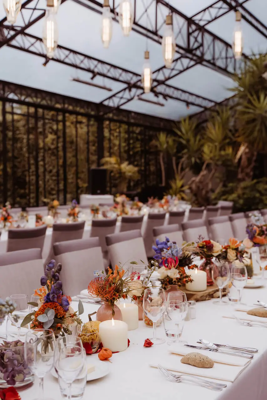 Lange tafel met bloemdecoratie