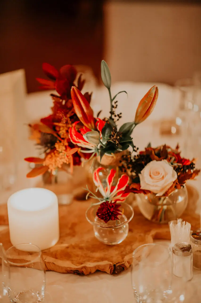 Verschillende vaasjes met bloemen
