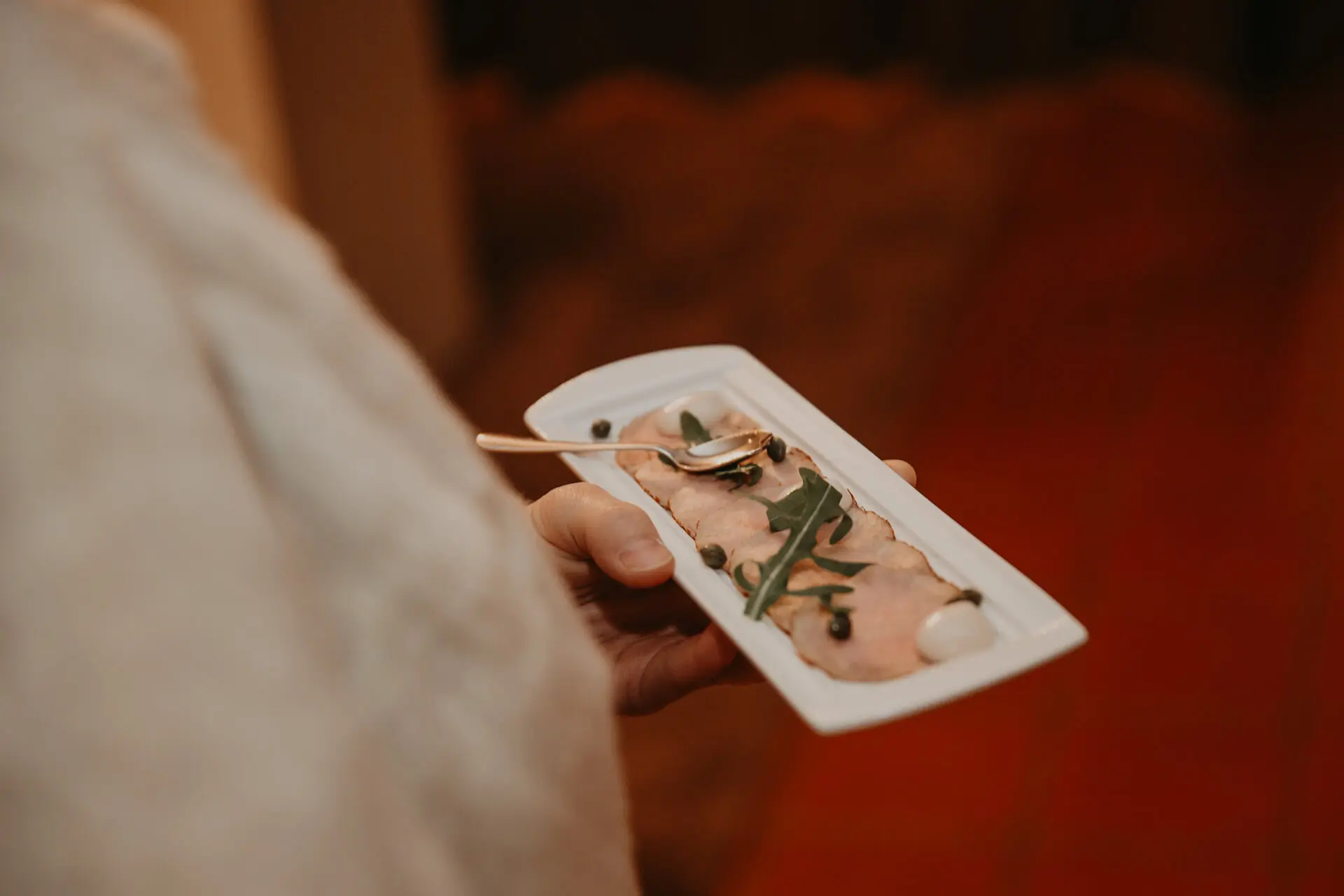 Hapje vitello tonnato op een wit bordje