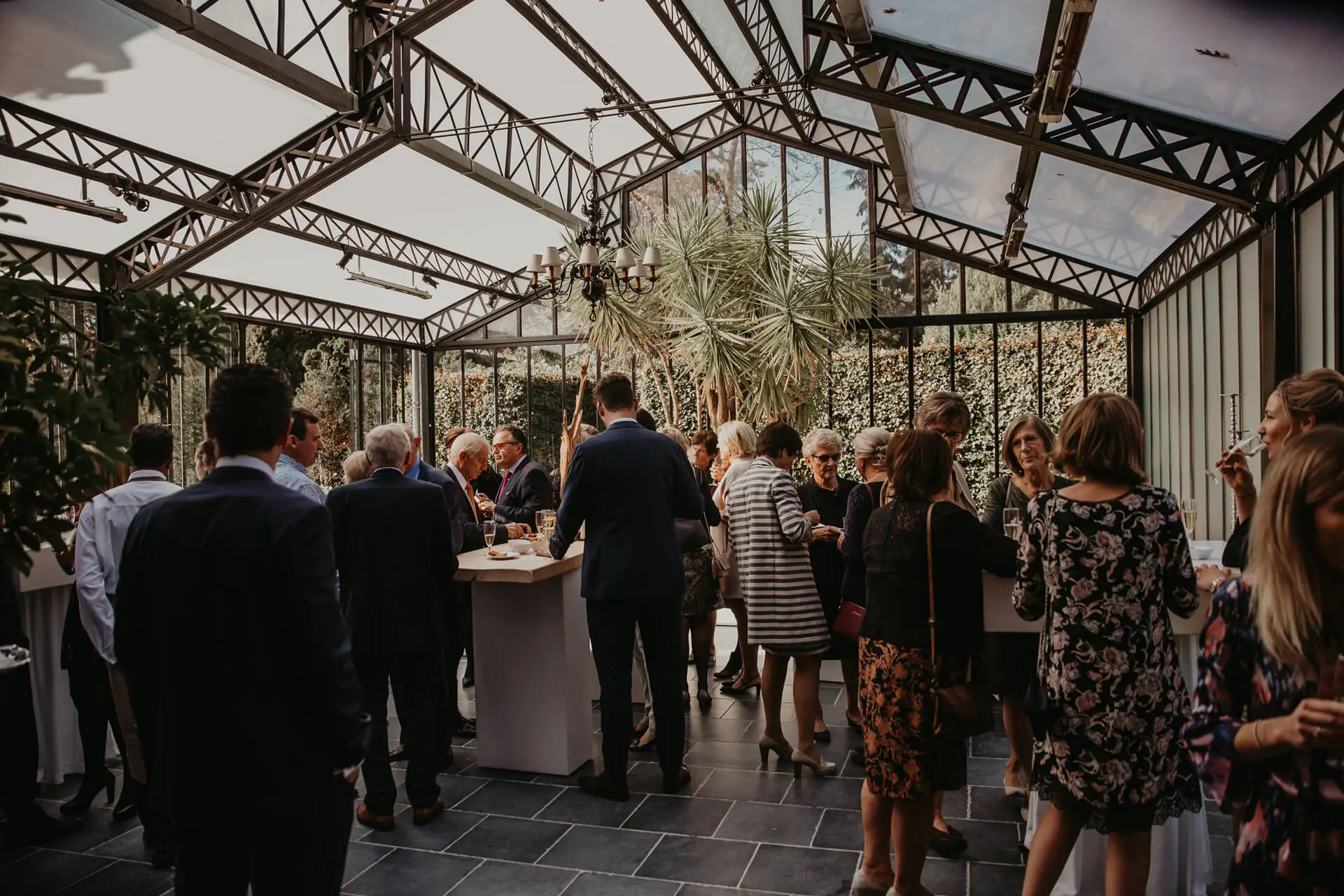 Gasten tijdens het aperitief in de orangerie van de kleine zaal