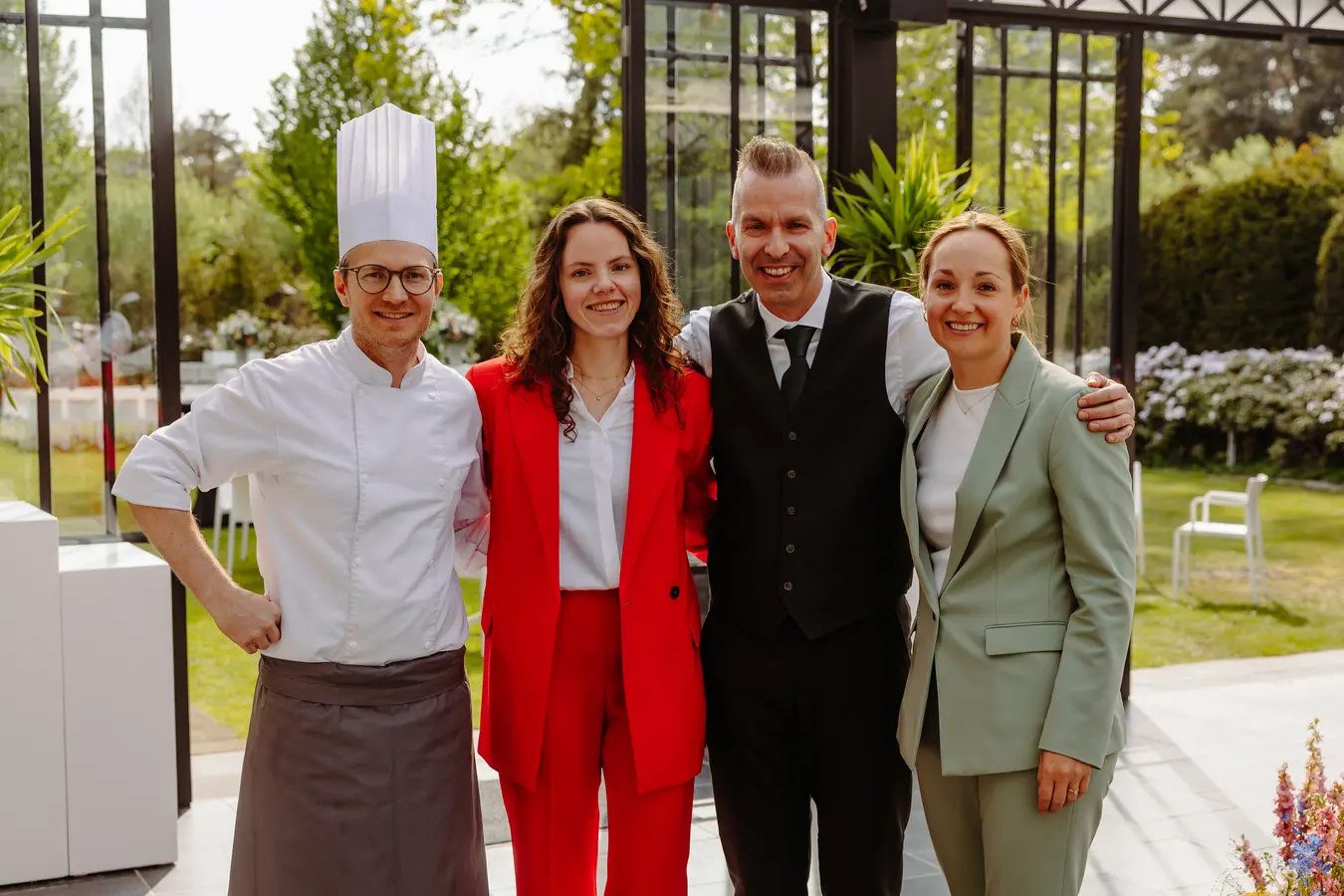 Het team van Alta Ripa in de tuin voor de orangerie