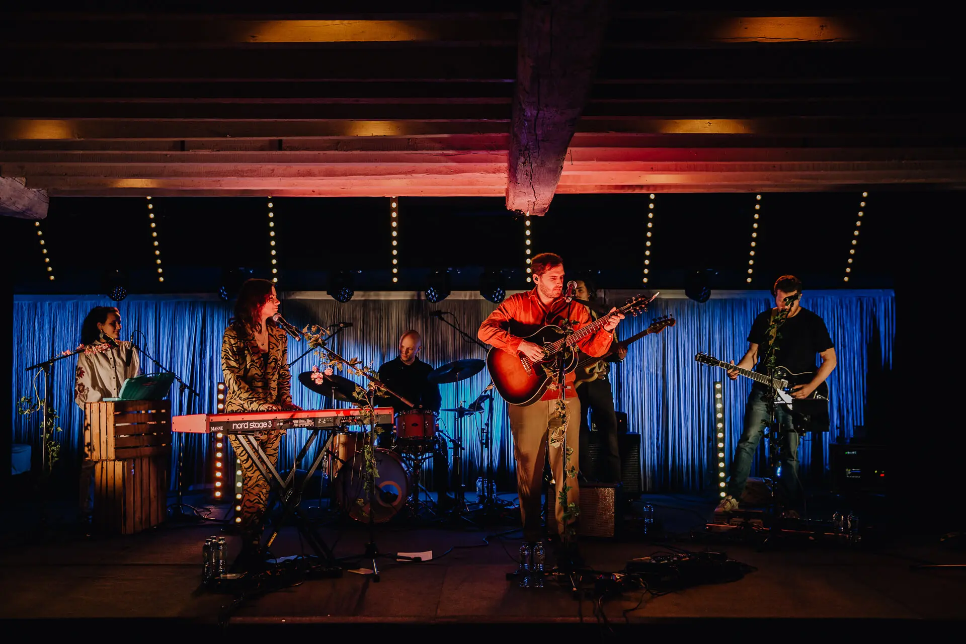 Liveband The Starlings op het podium in de grote zaal