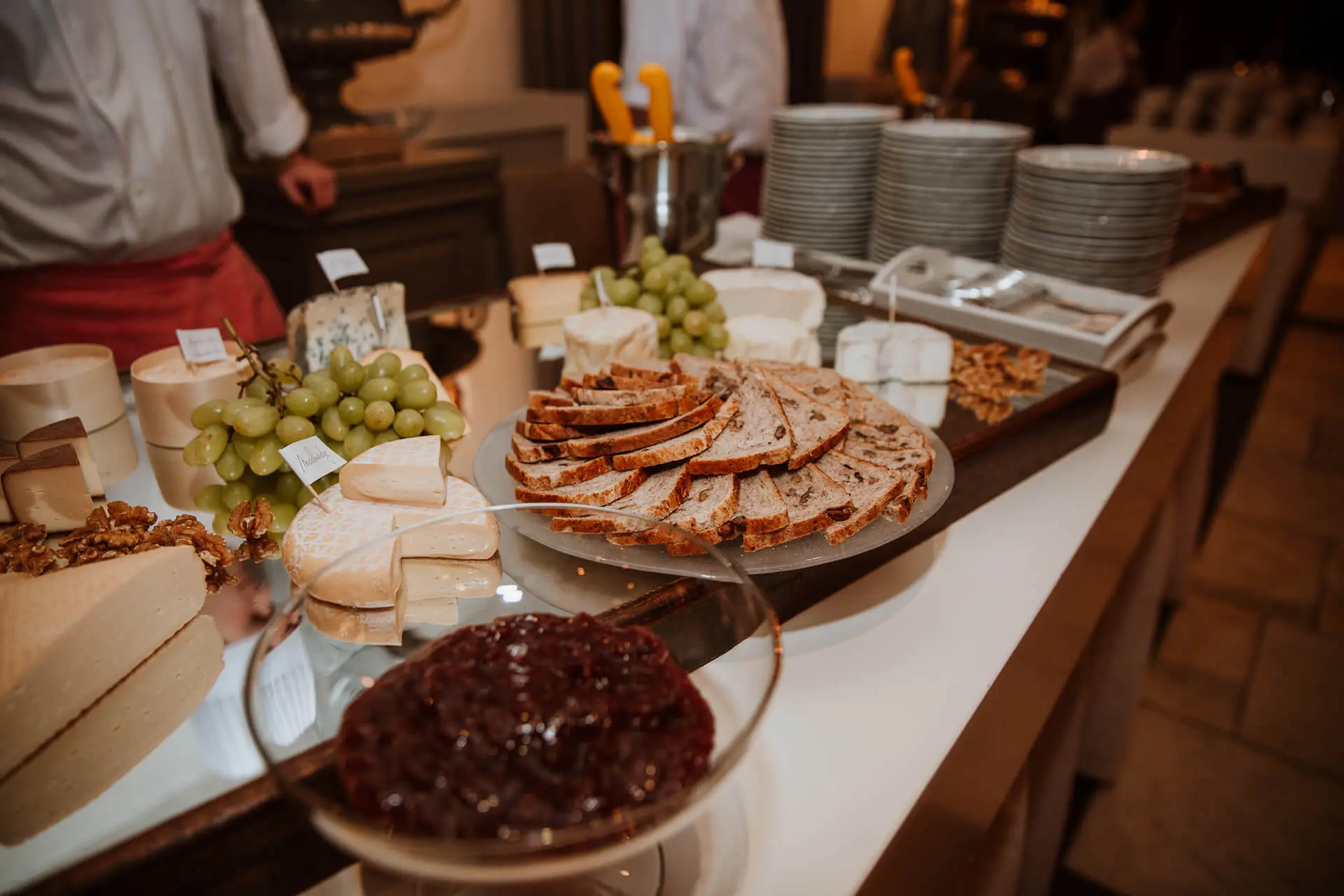 Kaasbuffet met druiven en chocoladetaart