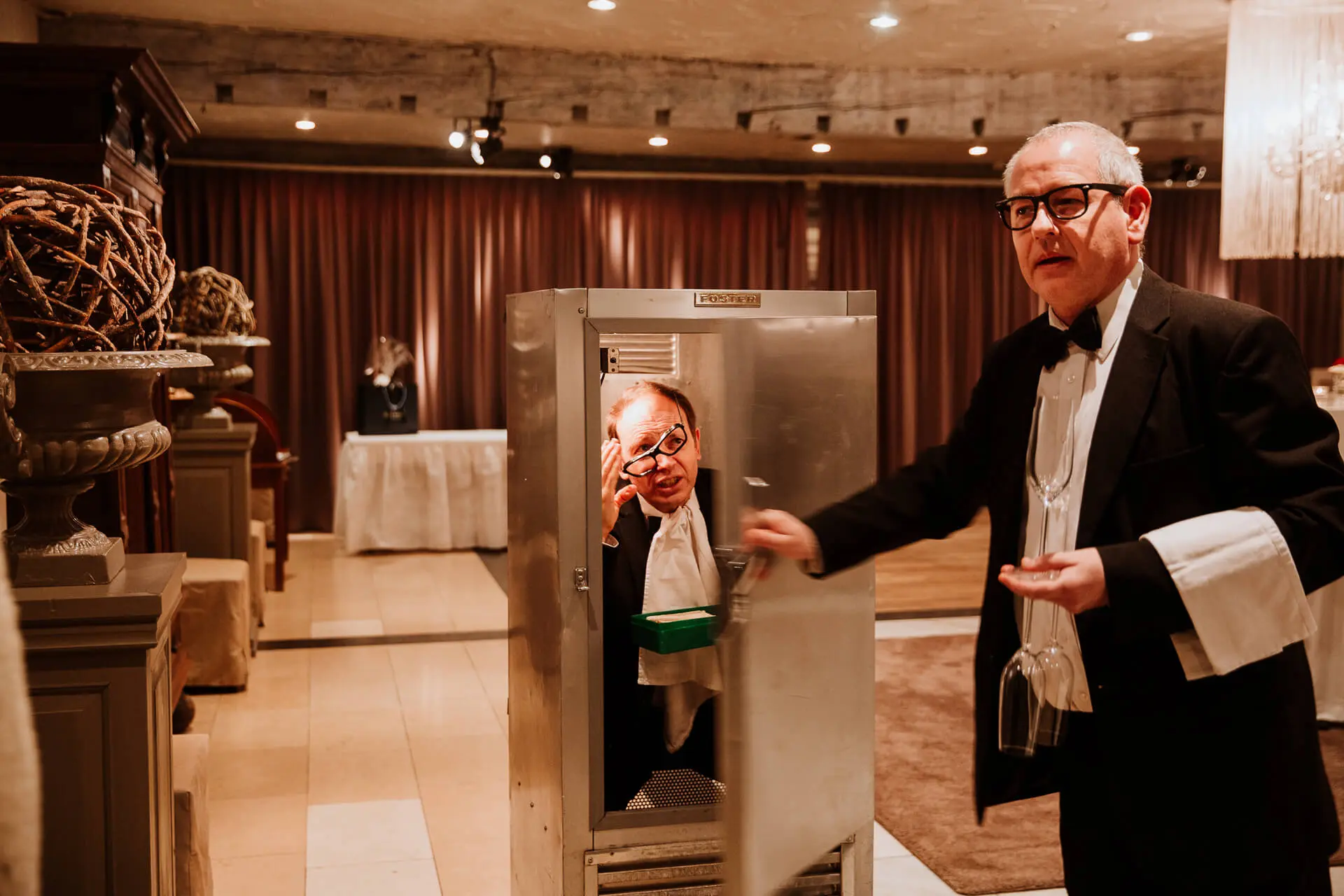 Live act met kelners bij het onthaal van de gasten