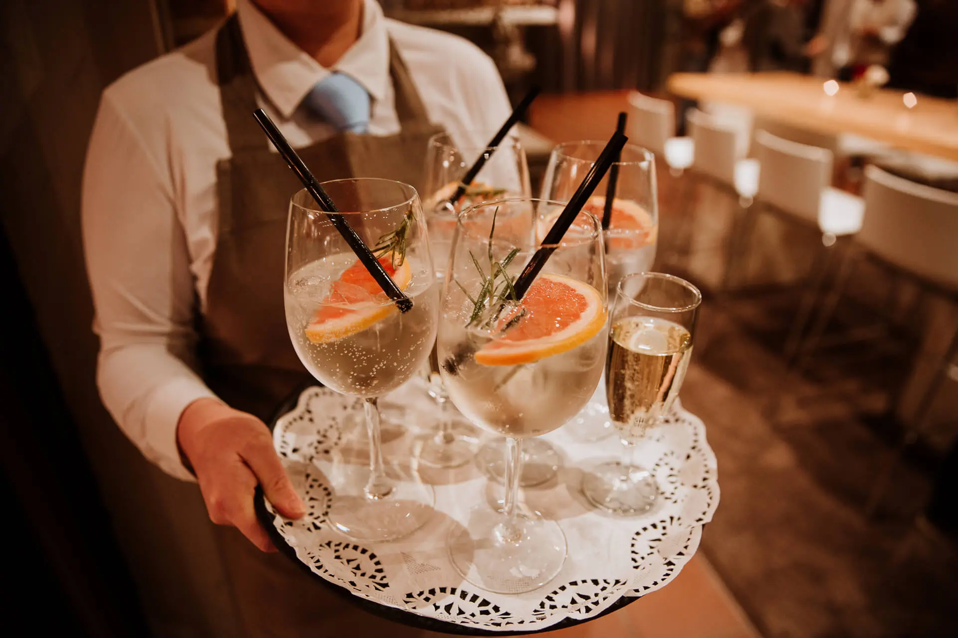 Gin-tonics op een dienblad bij Alta Ripa in Oud-Turnhout
