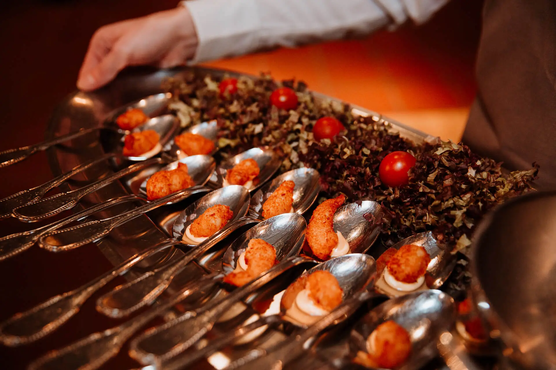 Lepelhapjes met scampi op een schaal