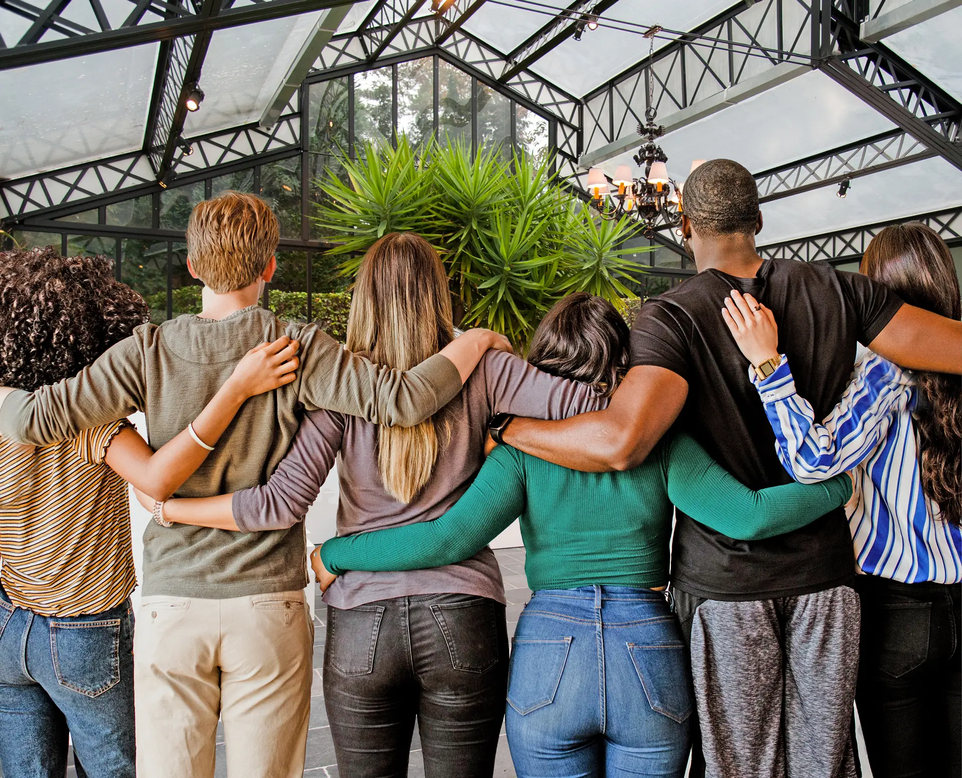 Team met de armen om elkaar heen in de orangerie van Alta Ripa