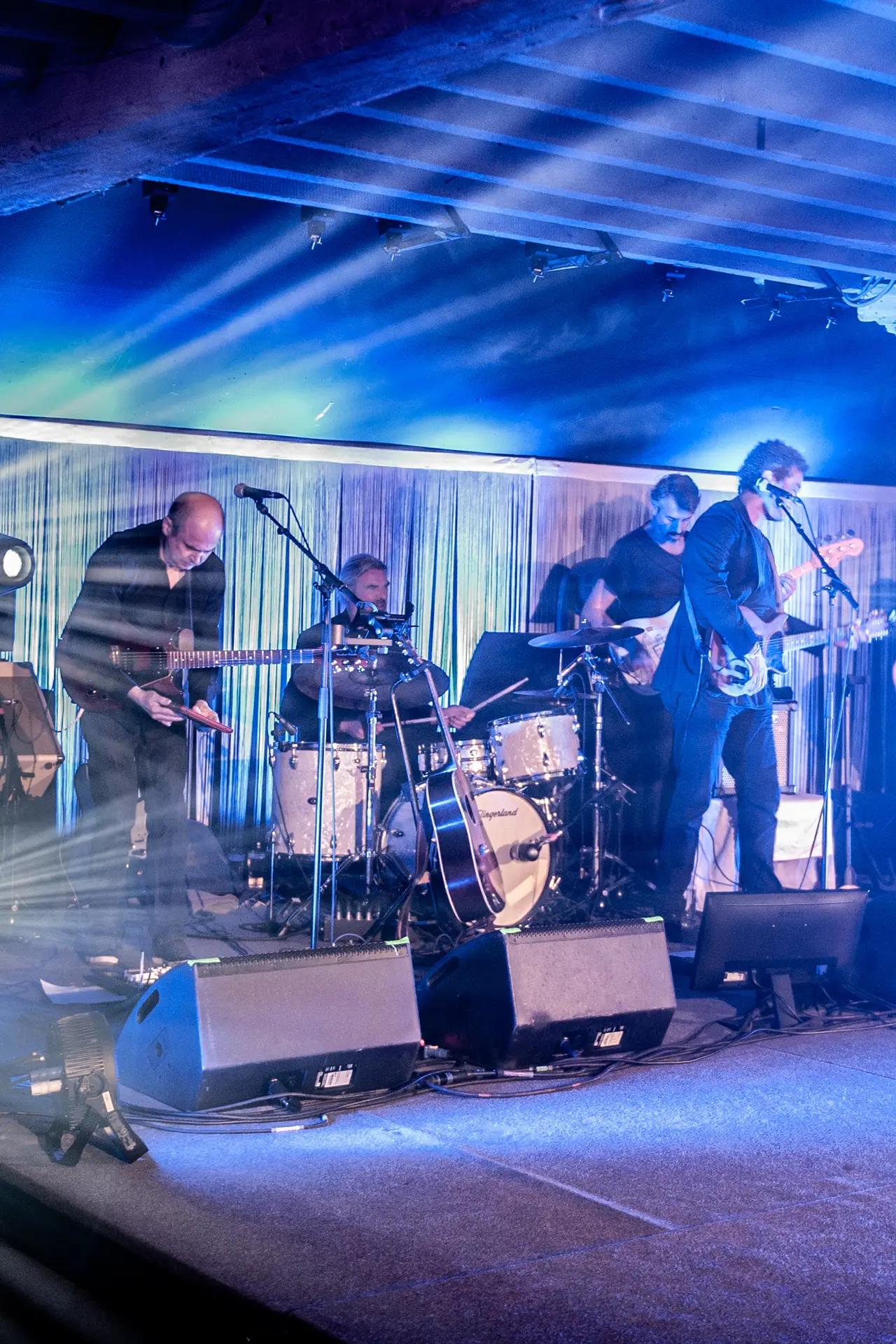 Liveband speelt op het podium in blauw licht