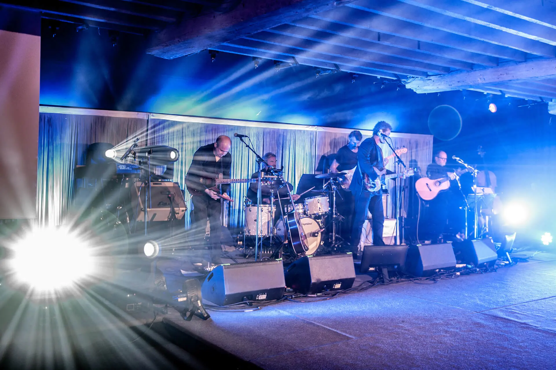 Live band op het podium in de grote zaal