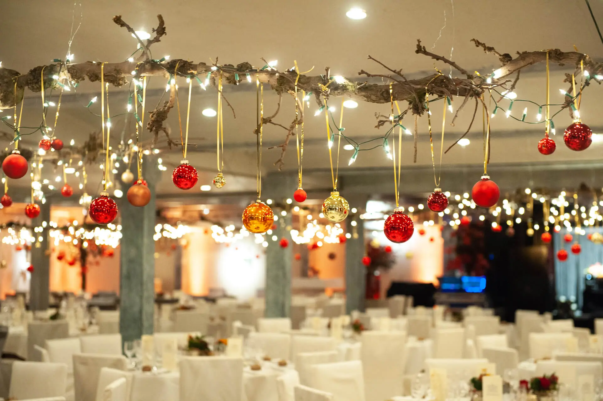Kerstdecoratie boven tafel tijdens bedrijfsfeest in regio Turnhout