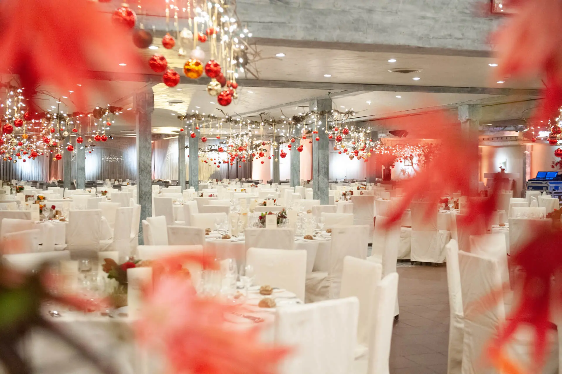Grote zaal aangekleed in kerstthema