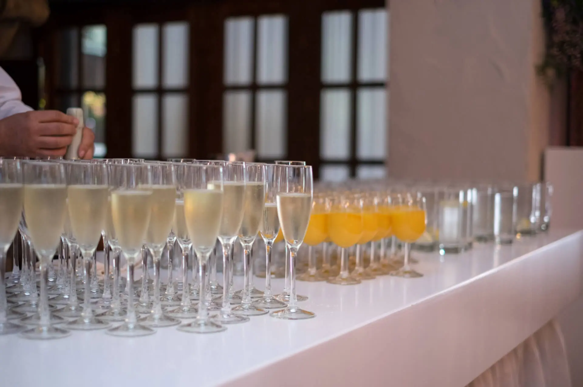 Glazen cava en fruitsap klaar voor de receptie