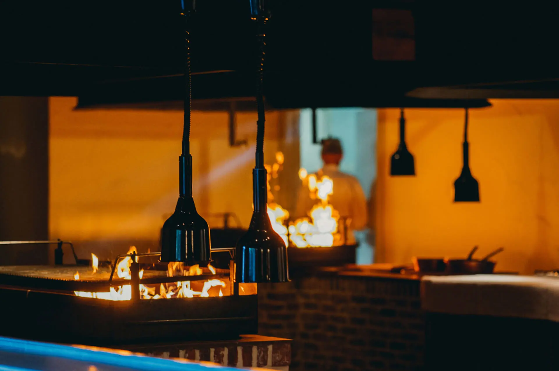 Kok aan het werk bij de grill met open vuur