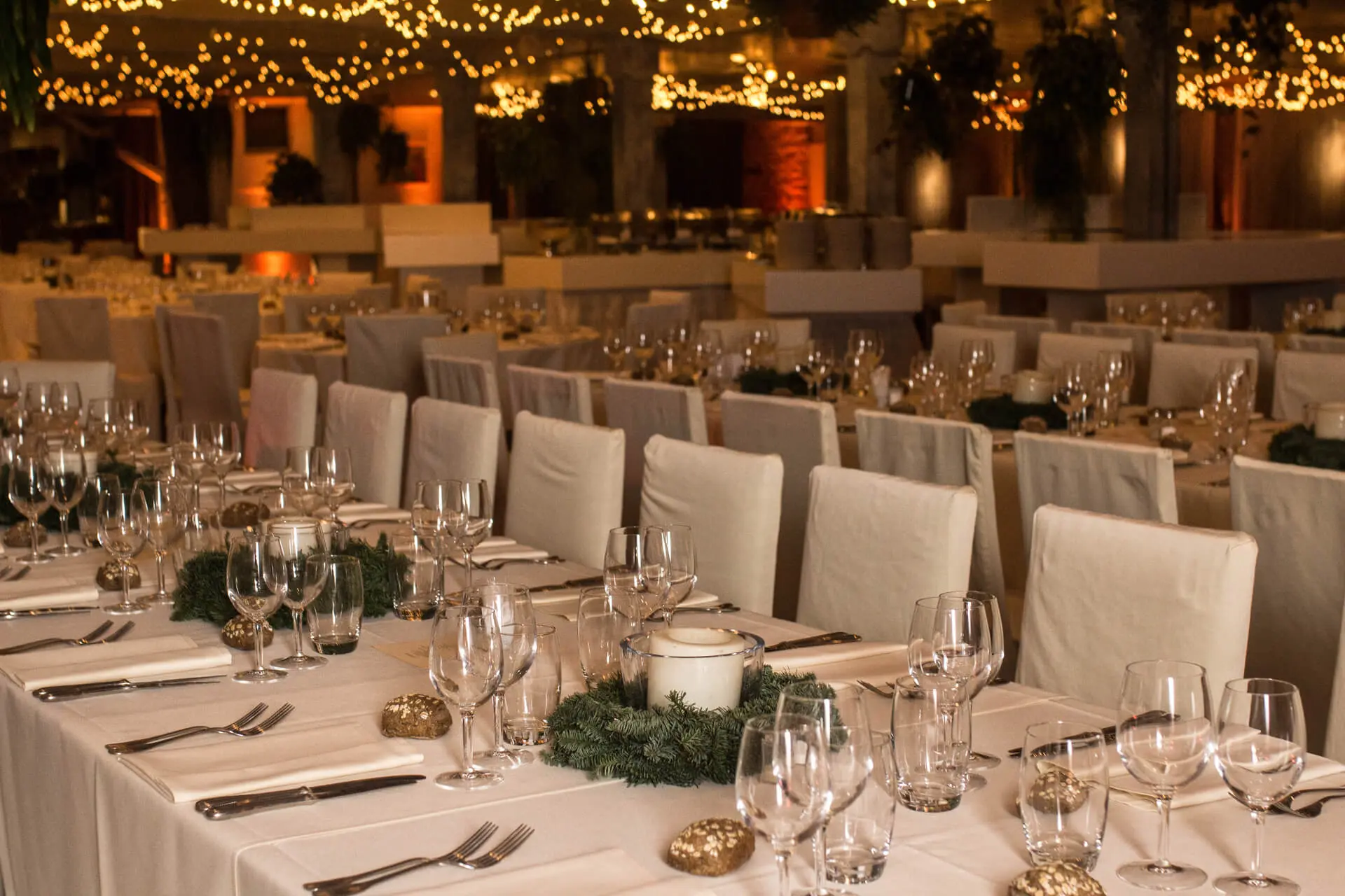 Gedekte tafels met kerstkransen voor een kerstdiner
