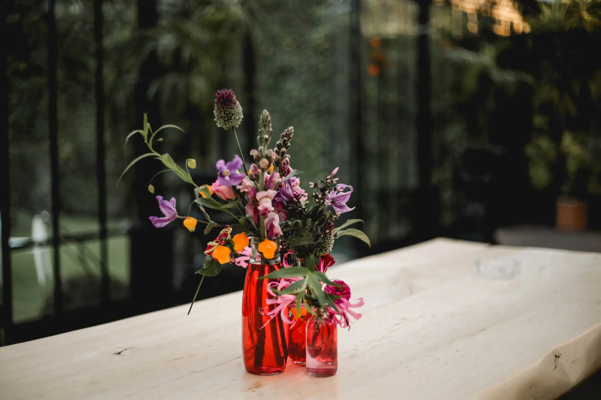 Detail bloemdecoratie zoals vaasjes op statafel bij eventlocatie Alta Ripa