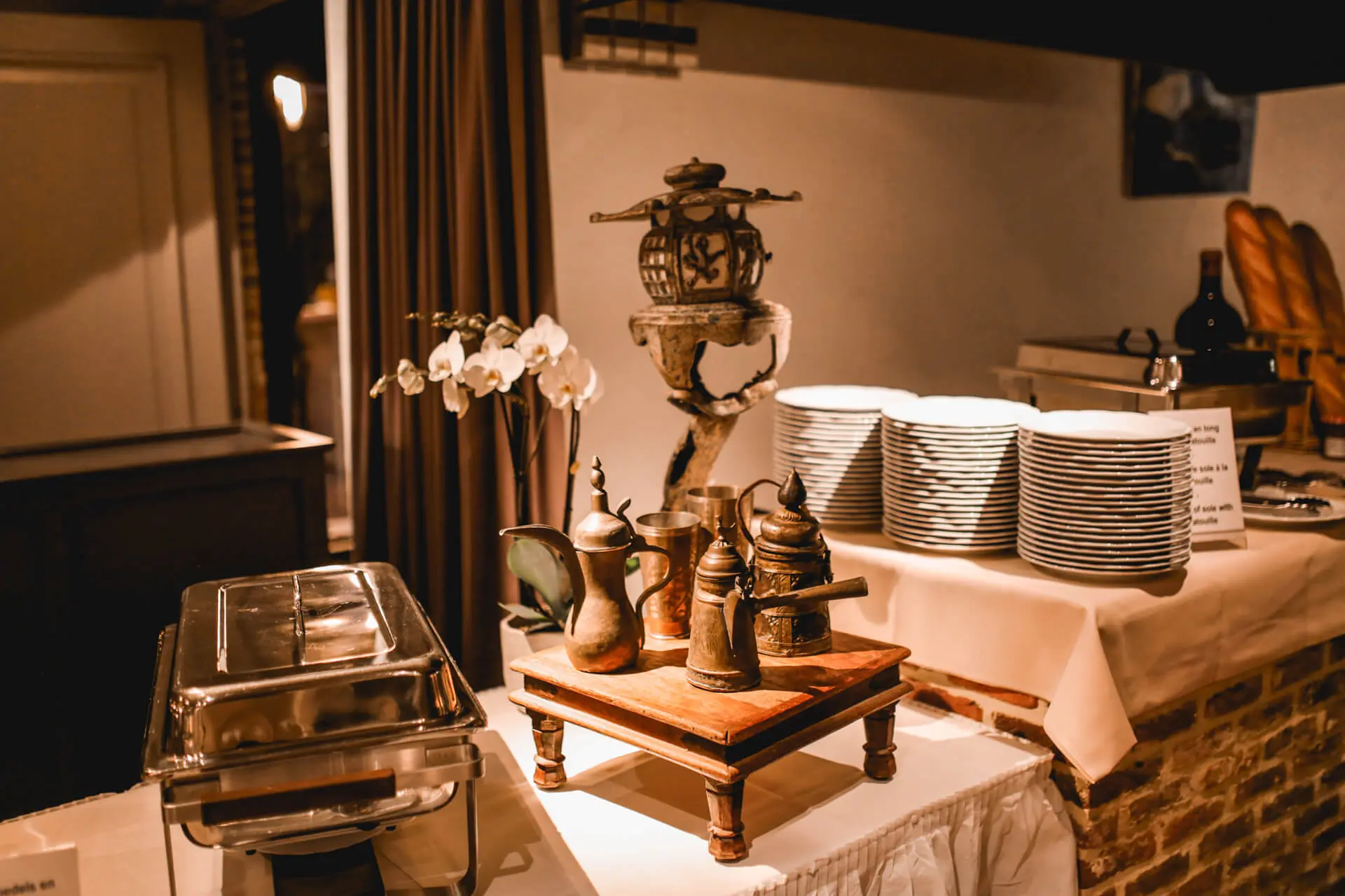 Buffet met oosterse theepotten en borden