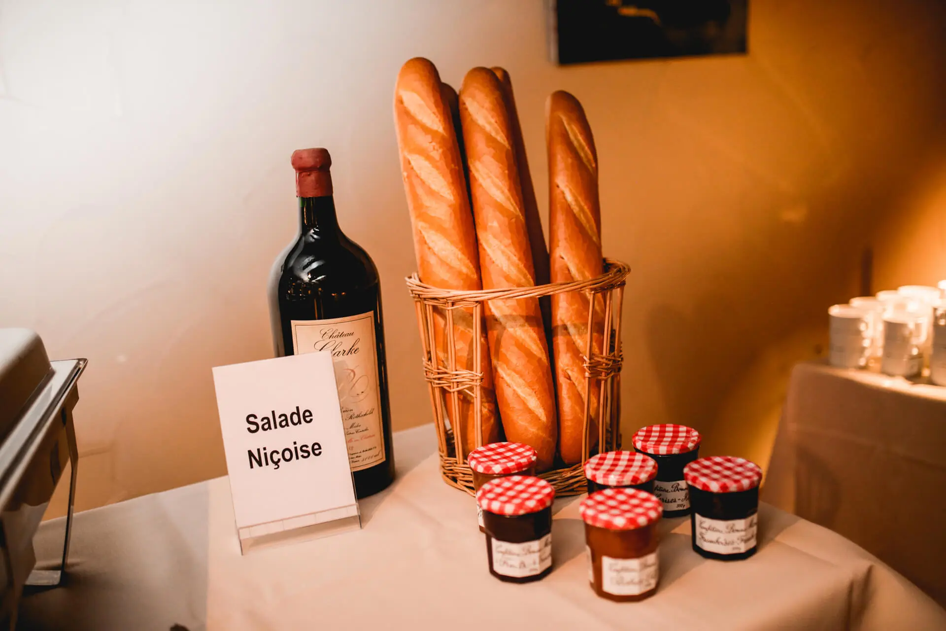 Buffetdecoratie met stokbrood, wijnfles en confituurpotjes