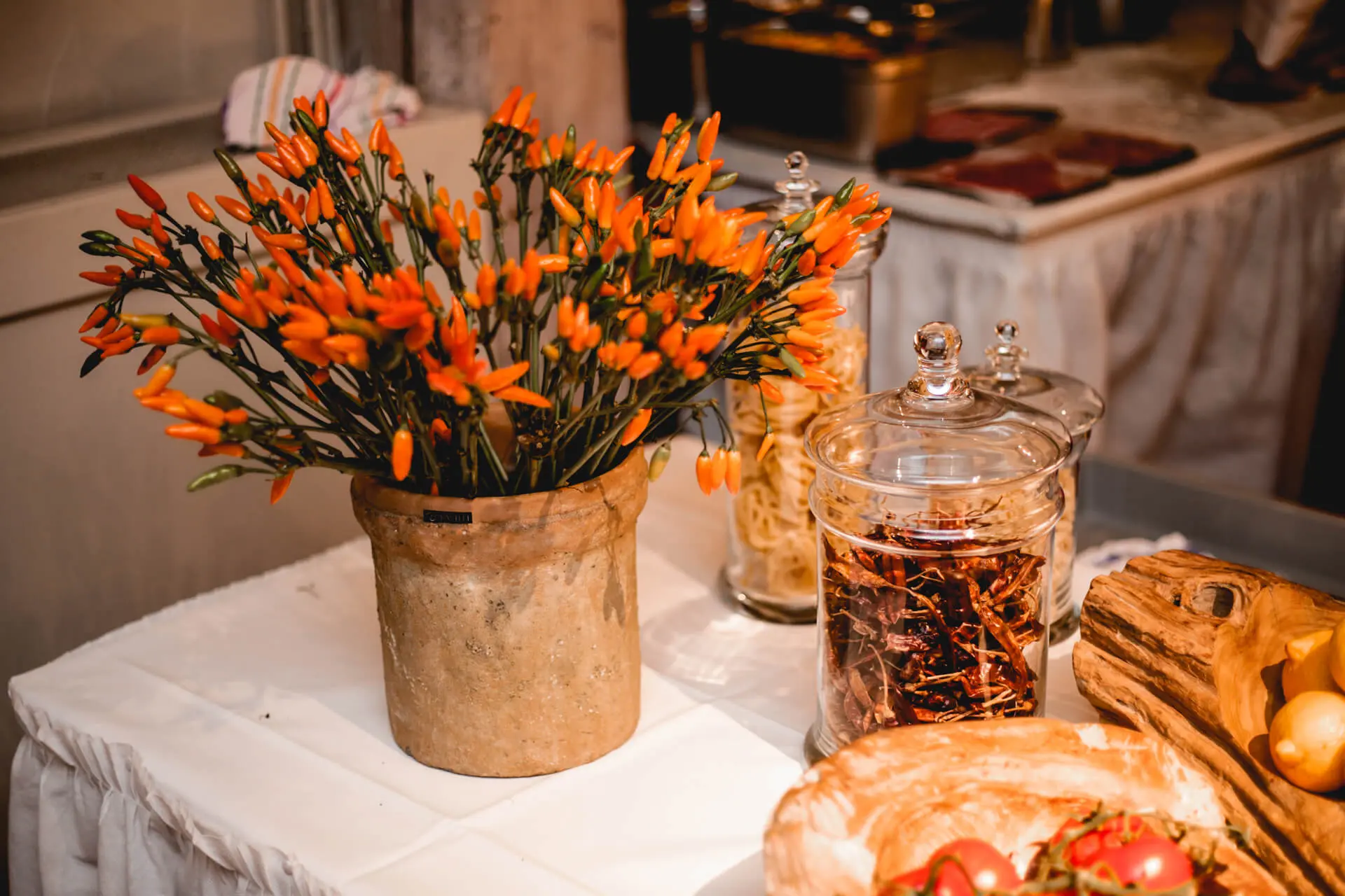 Oranje bloemen tussen de schotels van het buffet
