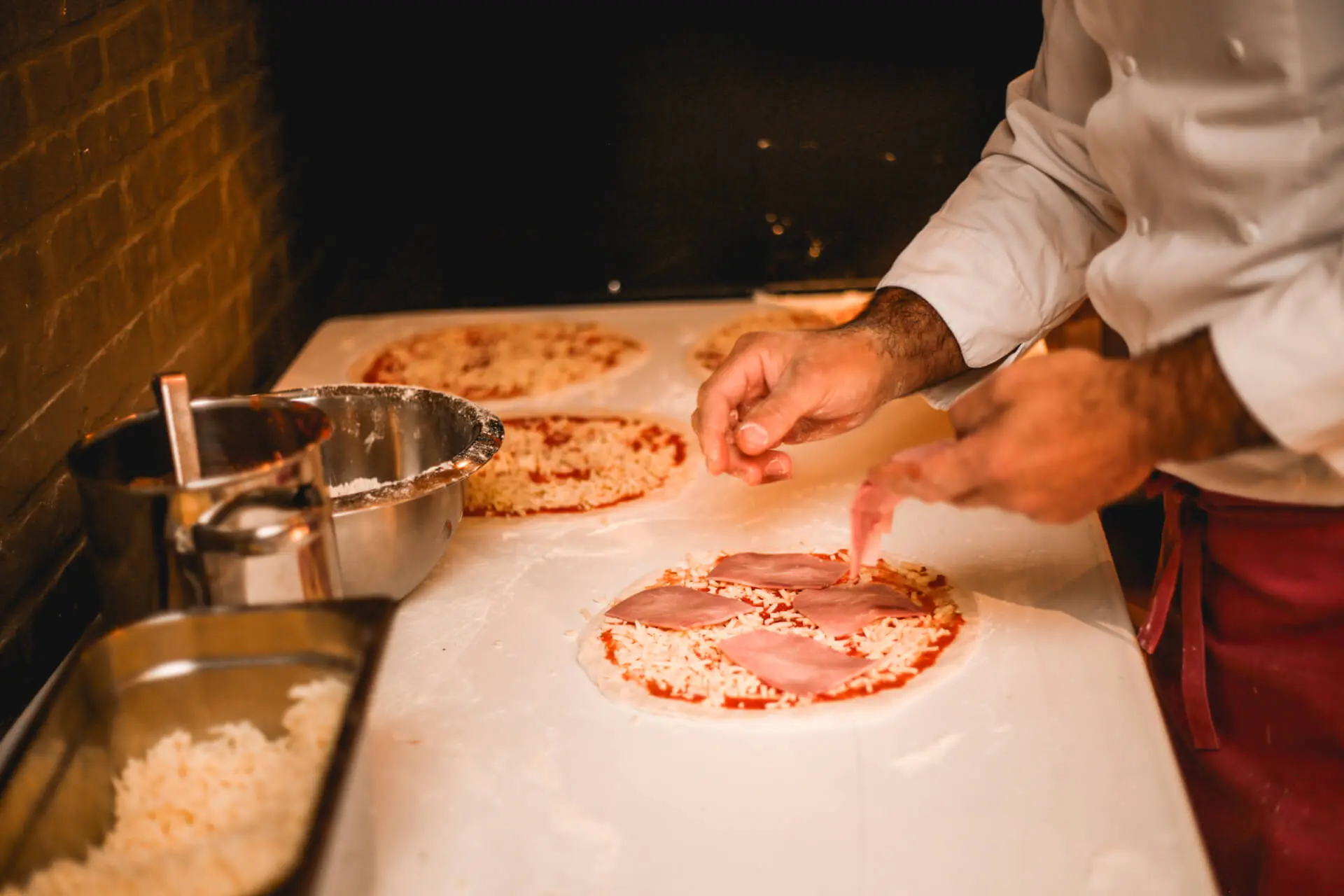 Verse pizza’s worden belegd
