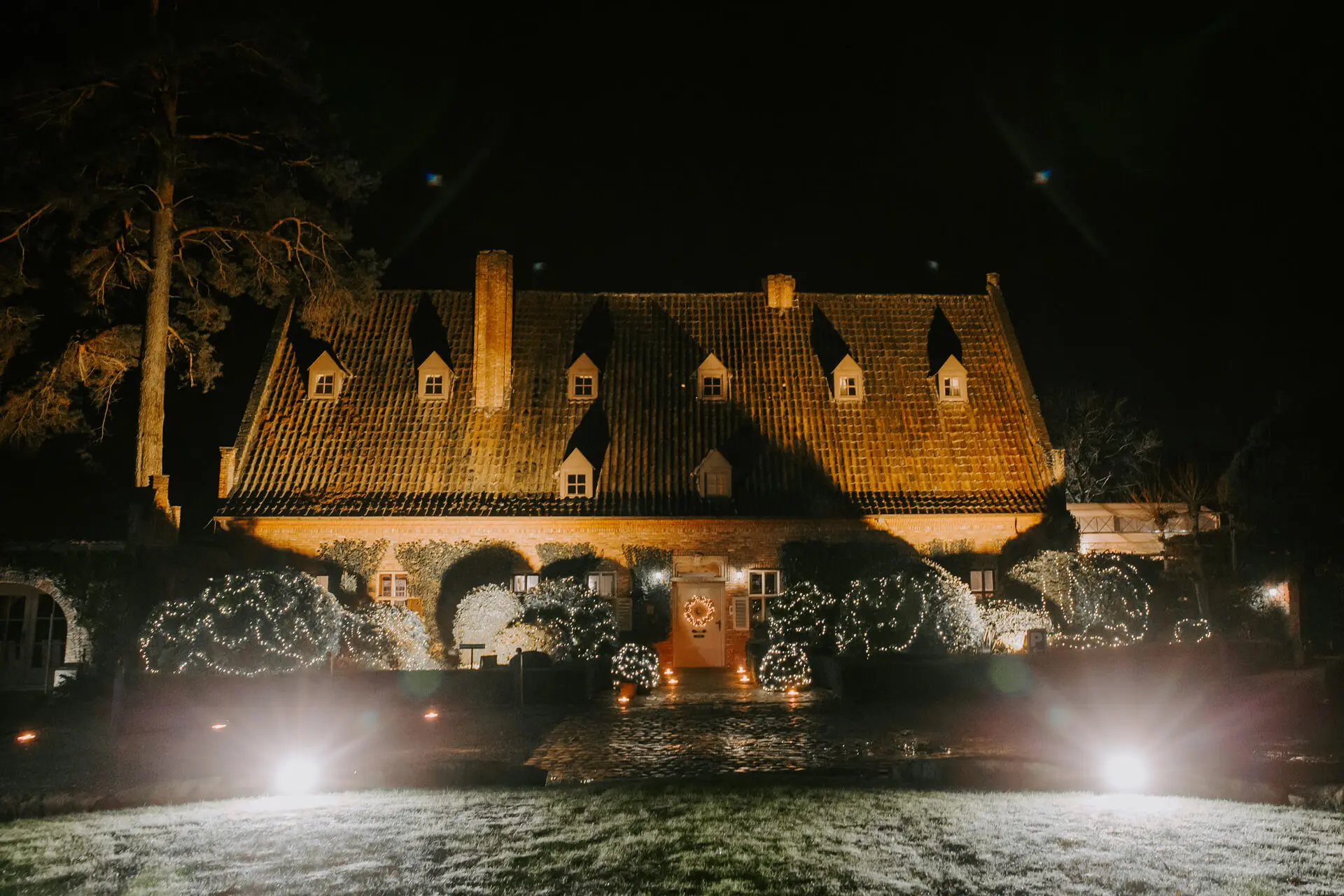 Verlichte kasteelhoeve Alta Ripa bij avond