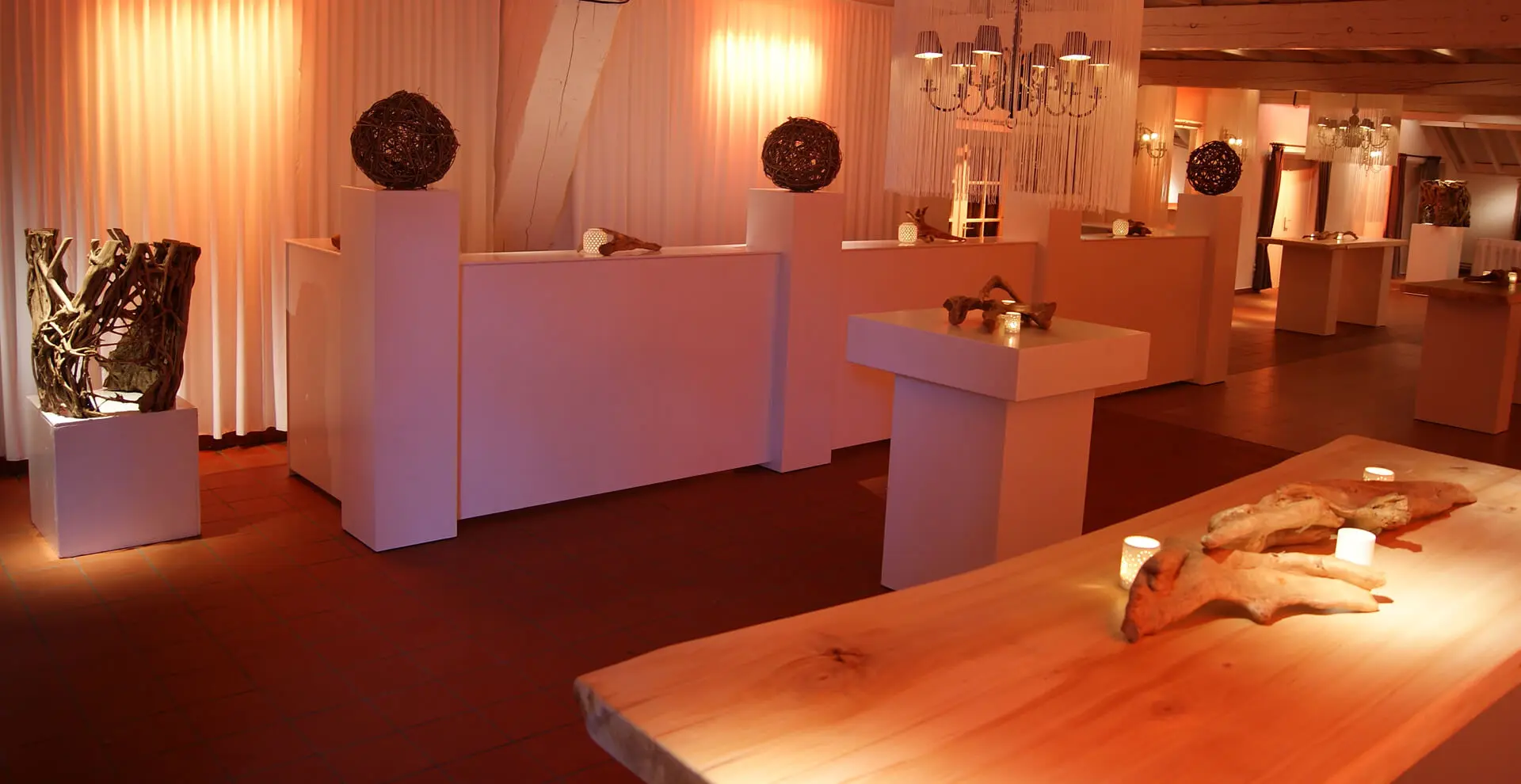 Houten loungebar met witte zuilen en warme verlichting