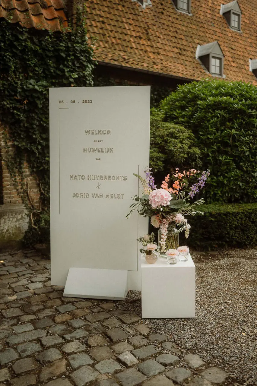 Welkomstbord met bloemen bij huwelijk bij Alta Ripa in de Kempen
