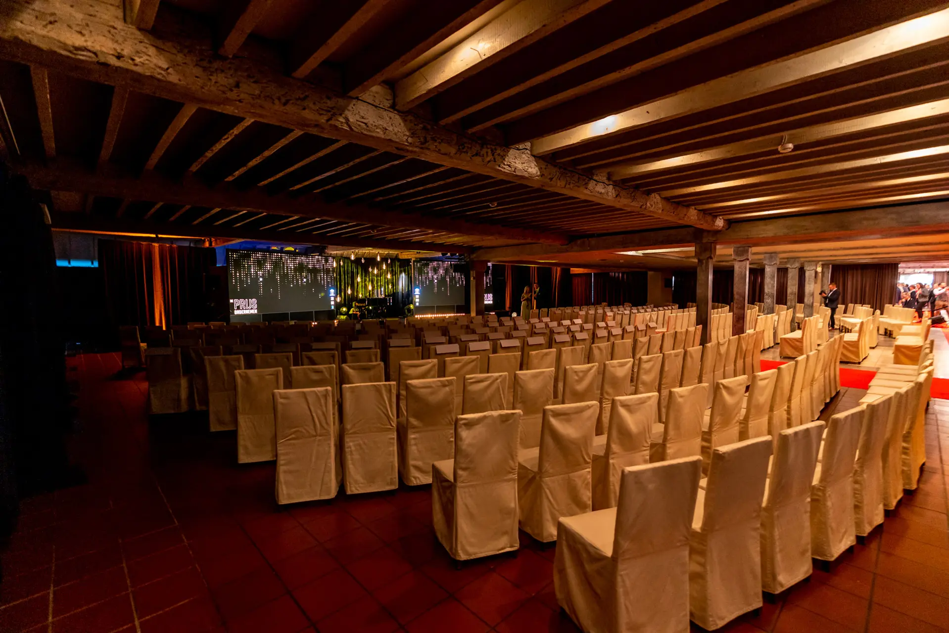 Grote zaal in theateropstelling met rijen stoelen