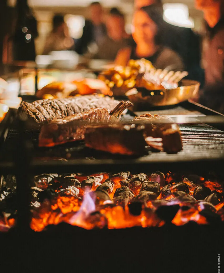 Vlees op de grill boven gloeiende houtskool