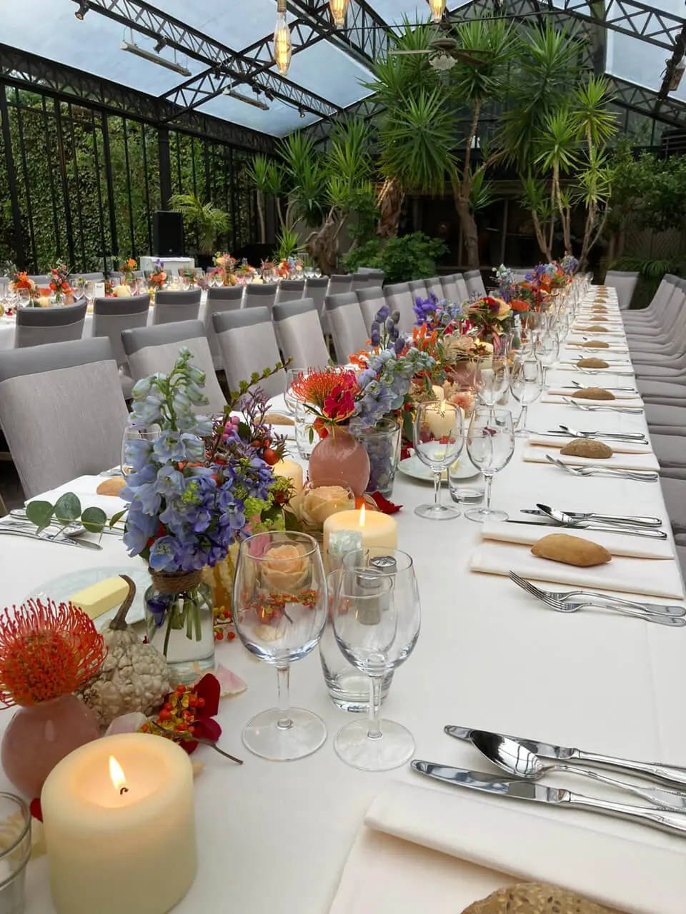 Lange gedekte tafel in de orangerie van de grote zaal