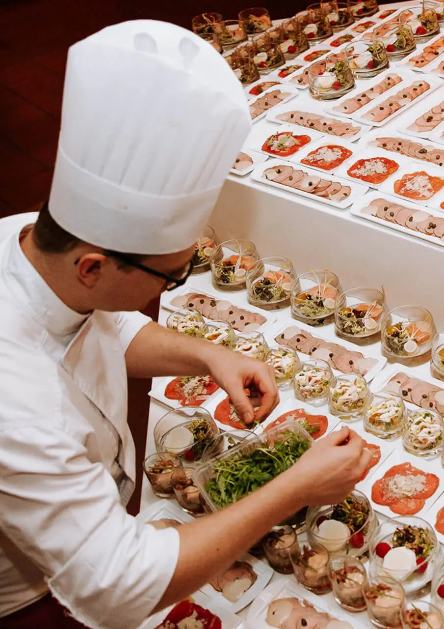 Kok werkt de hapjes van het proevertjesbuffet af
