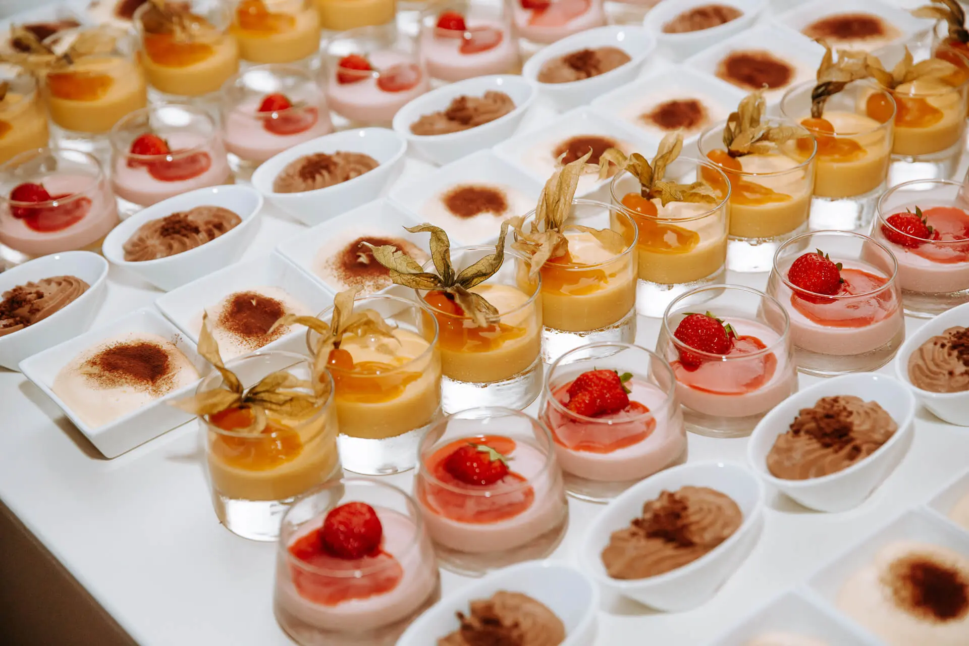 Dessertbuffet met glaasjes en potjes
