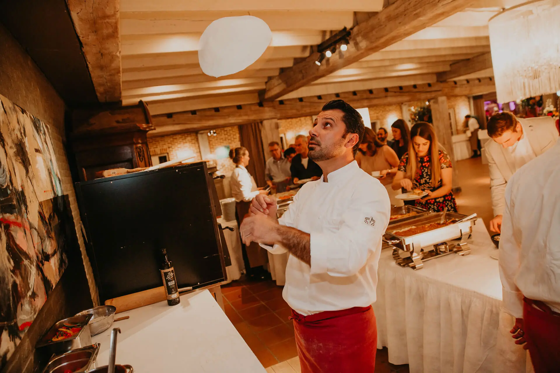 Pizzabakker gooit deeg in de lucht tijdens een feest bij Alta Ripa