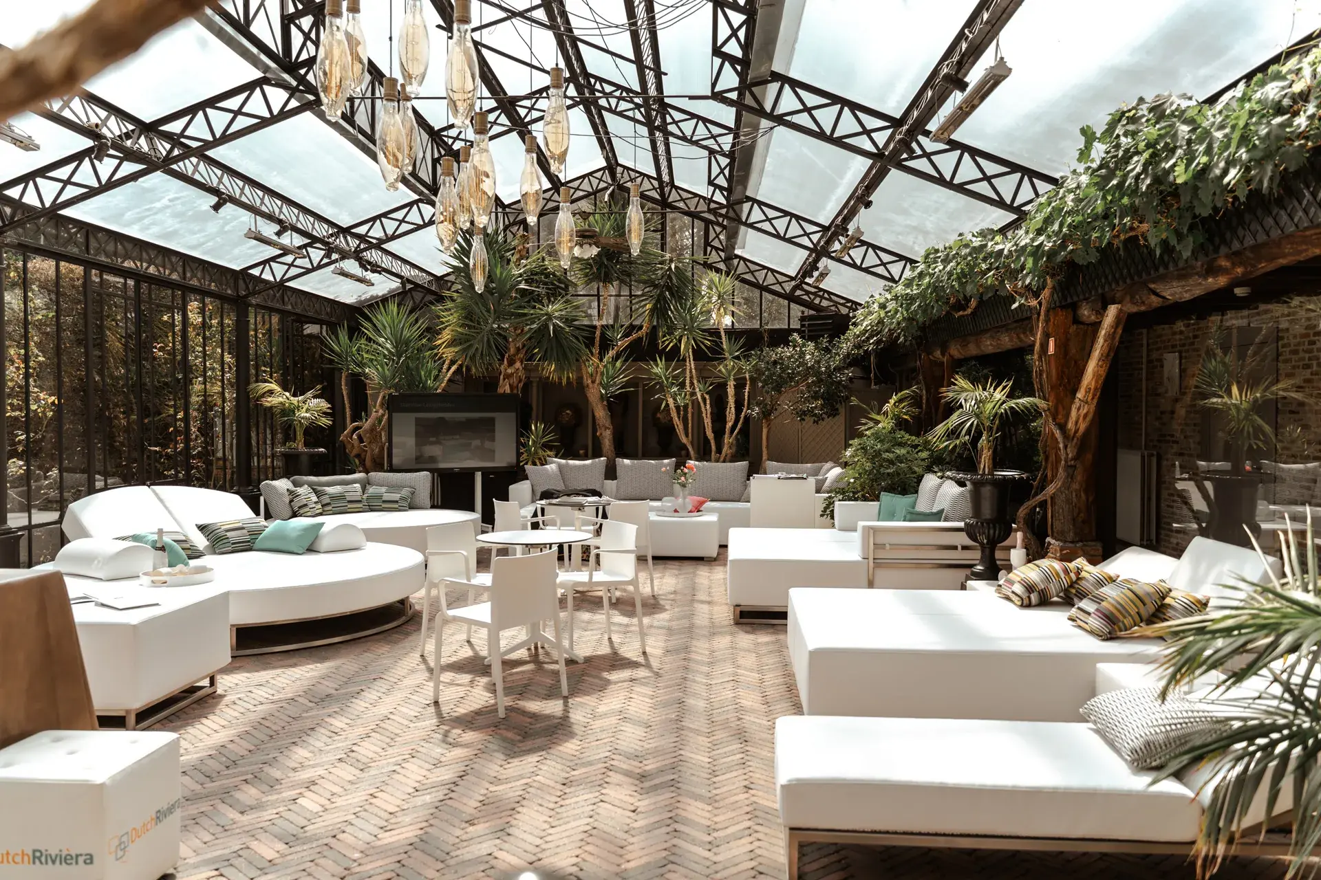 Orangerie met witte loungemeubelen tijdens een beurs