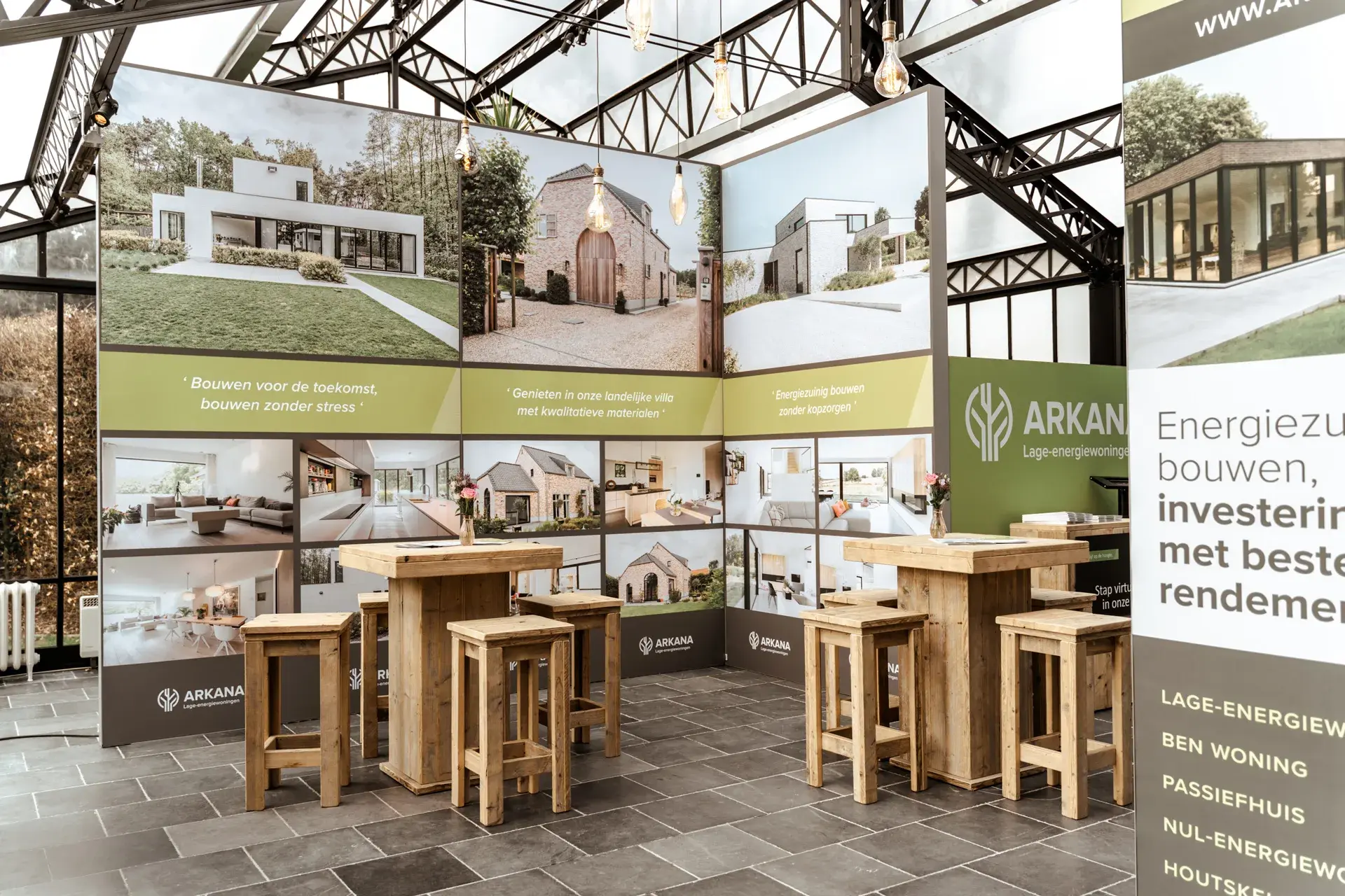 Beursstand met houten statafels in de orangerie van de kleine zaal