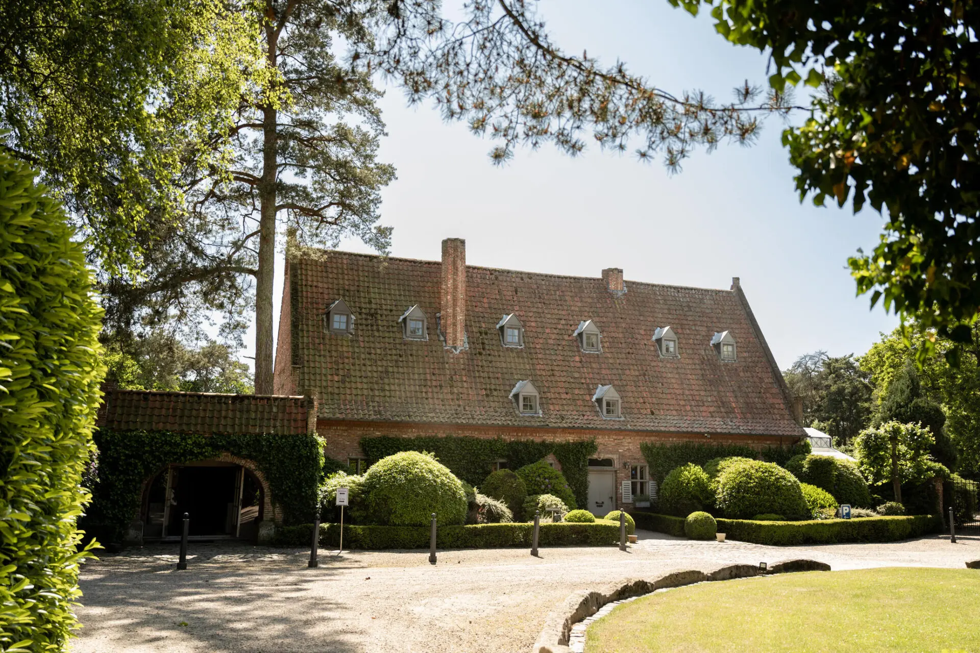 De kasteelhoeve van Alta Ripa gezien vanaf de oprit