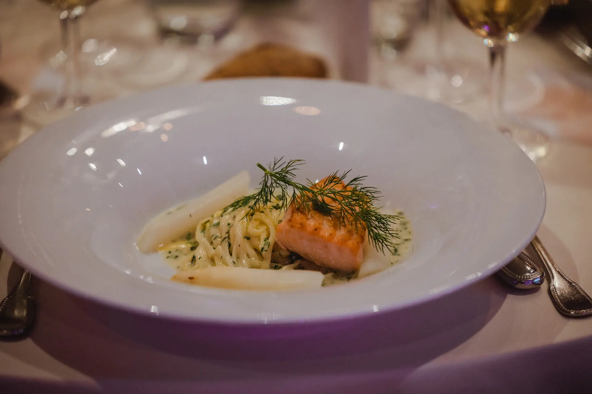 Visgerecht met pasta in een diep bord