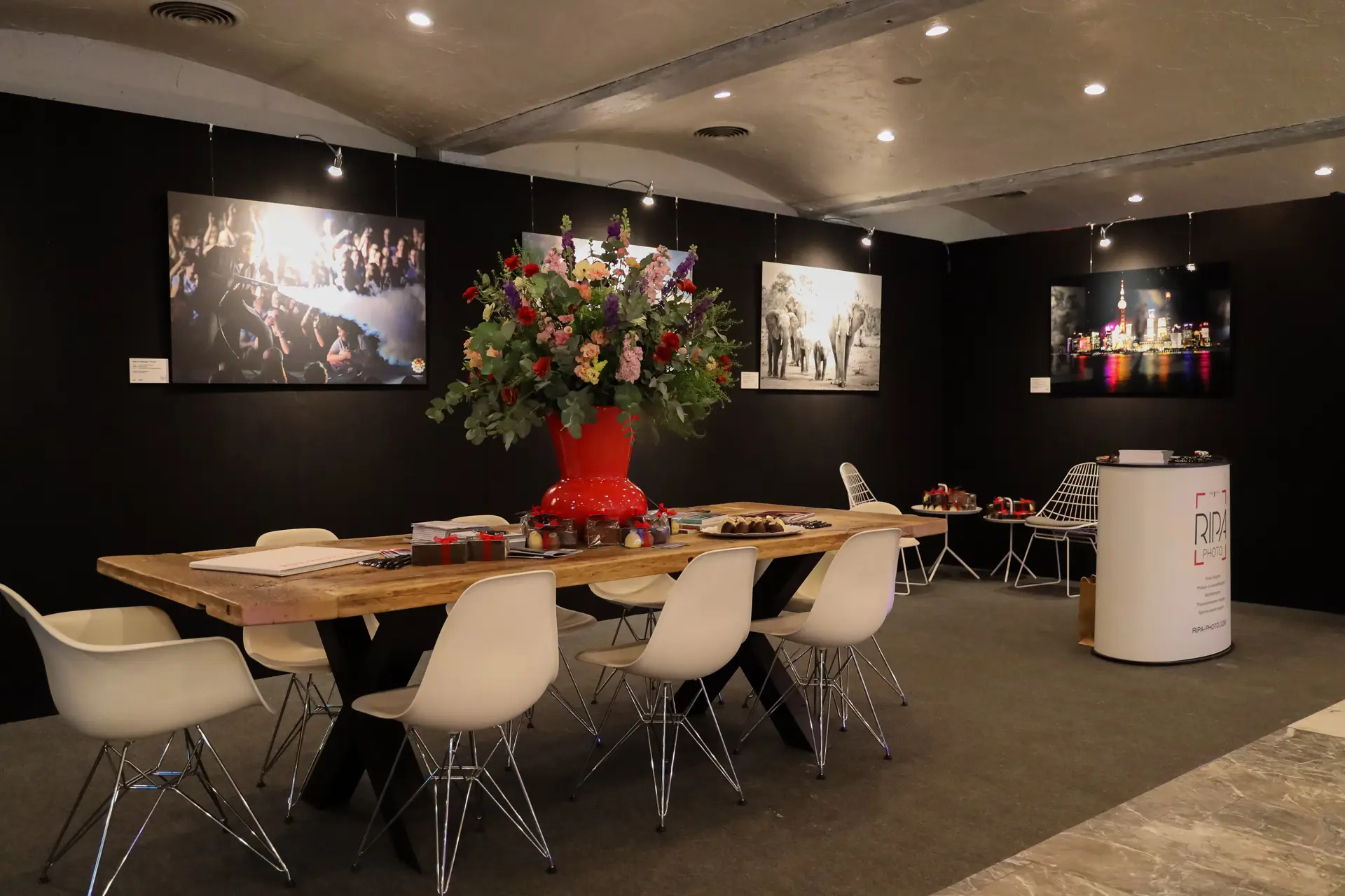 Stand van RiPa Photo met foto’s aan de wand en een lange tafel