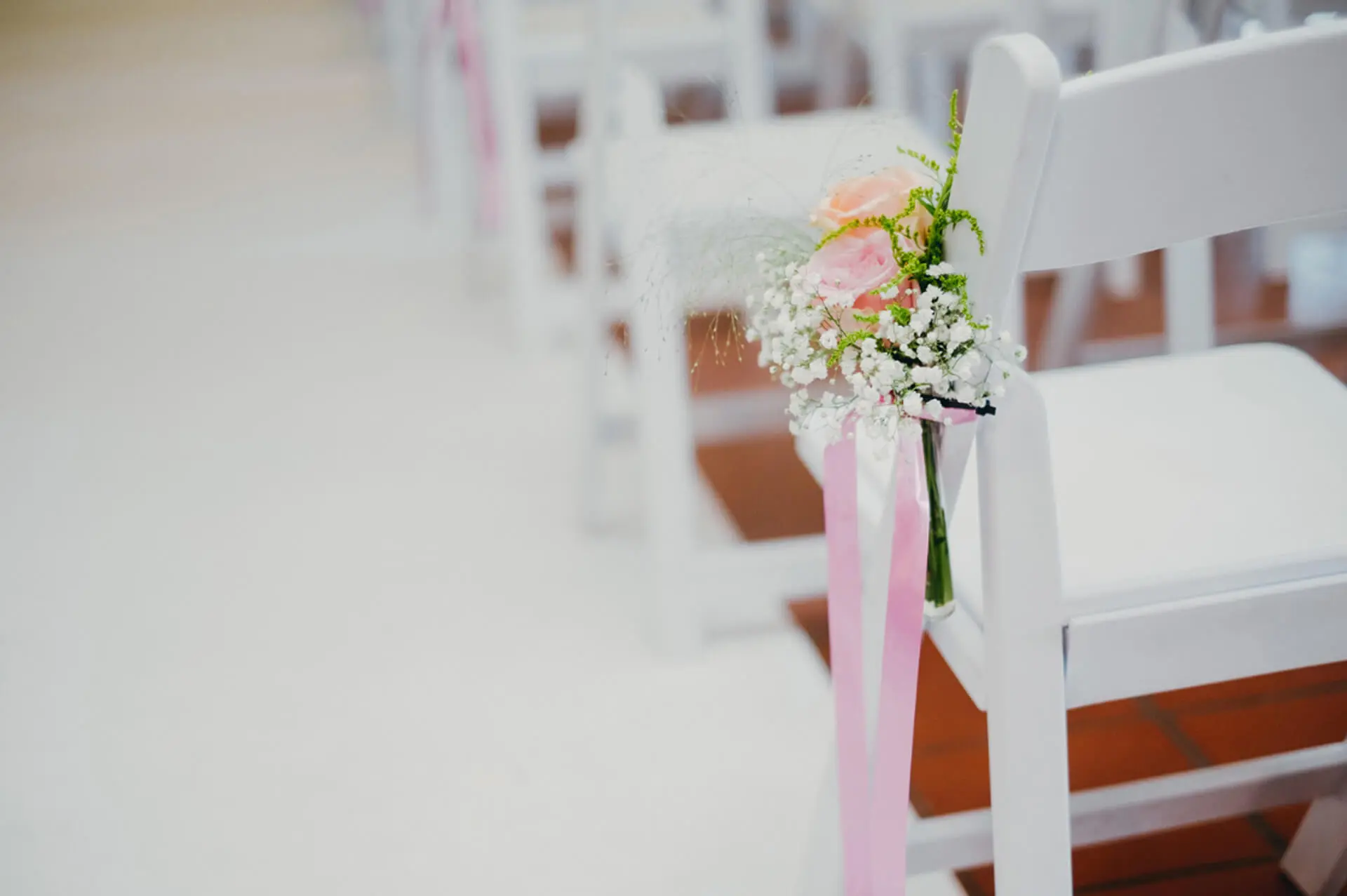 Stoelcorsage aan een ceremoniestoel