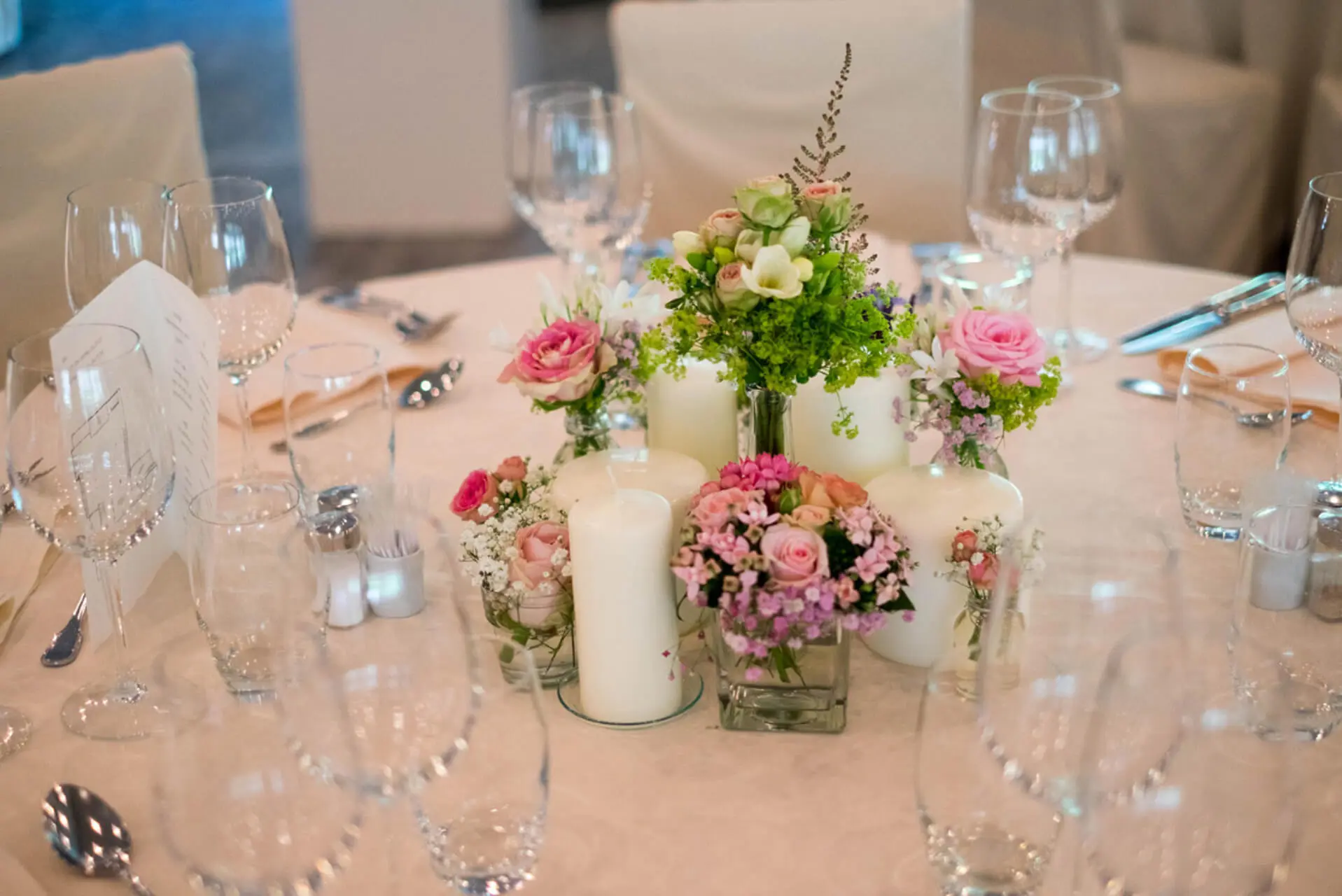 Tafeldecoratie met bloemen en kaarsen