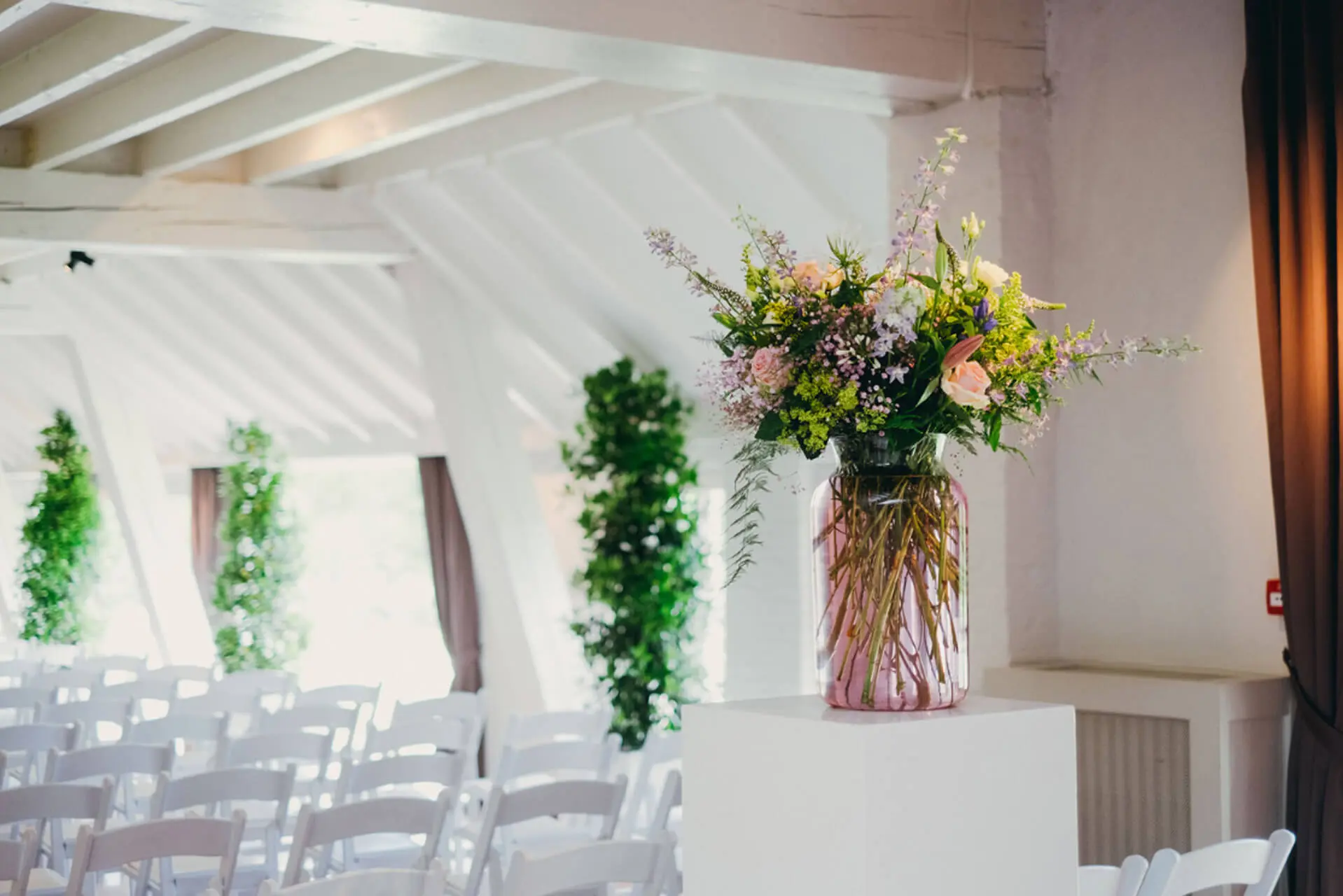 Vaas met bloemen bij de ceremonie