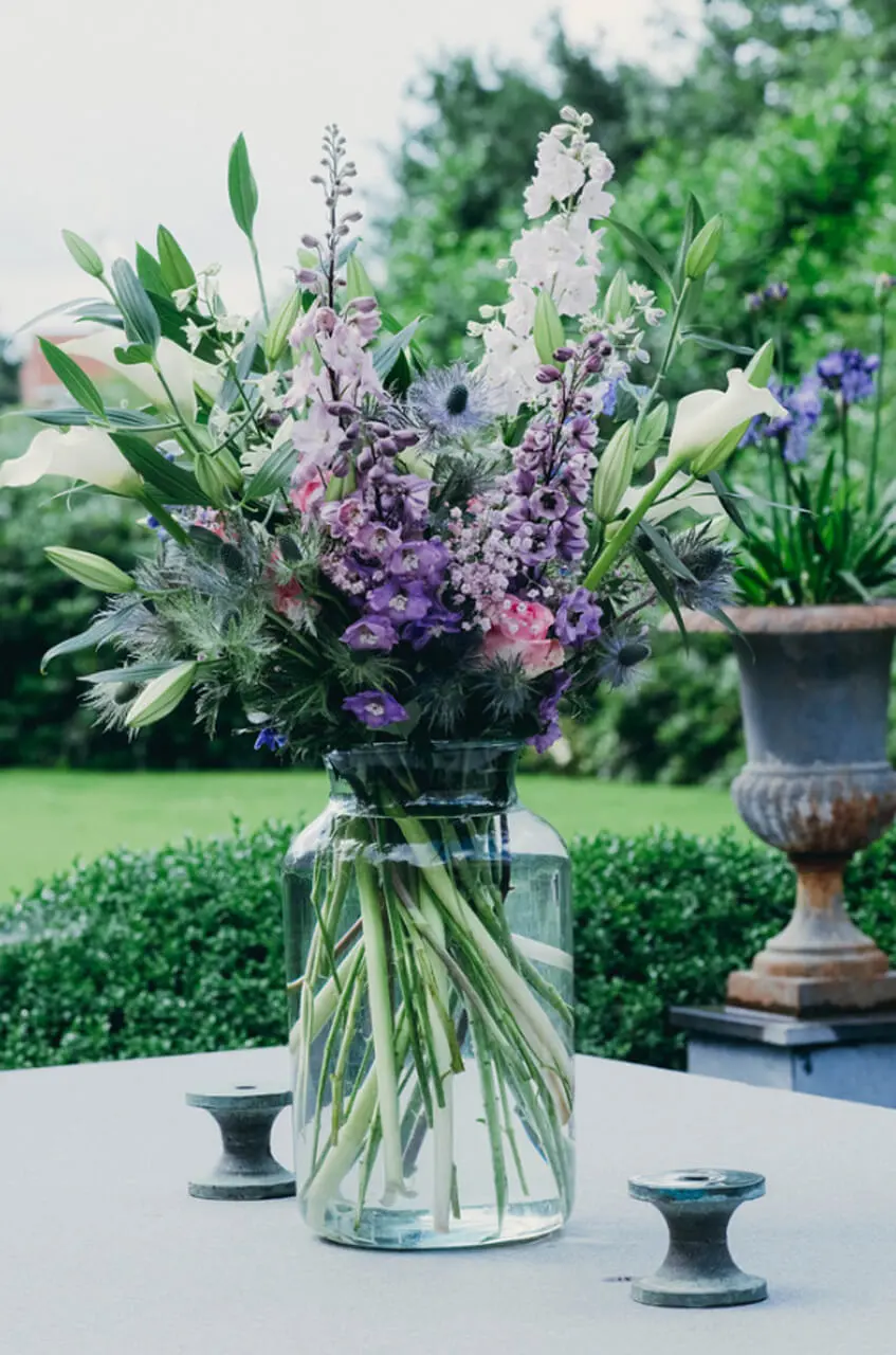 Vaas met paarse bloemen in de tuin