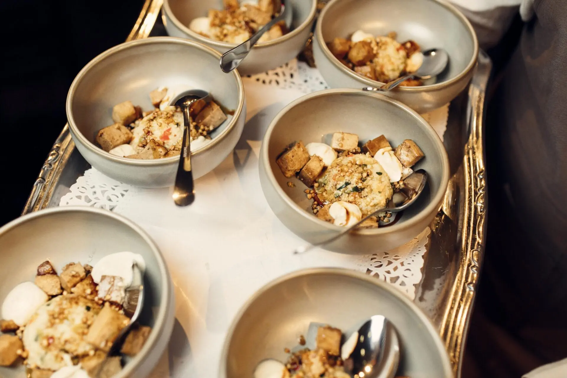 Dienblad met kommetjes en lepels tijdens een walking dinner
